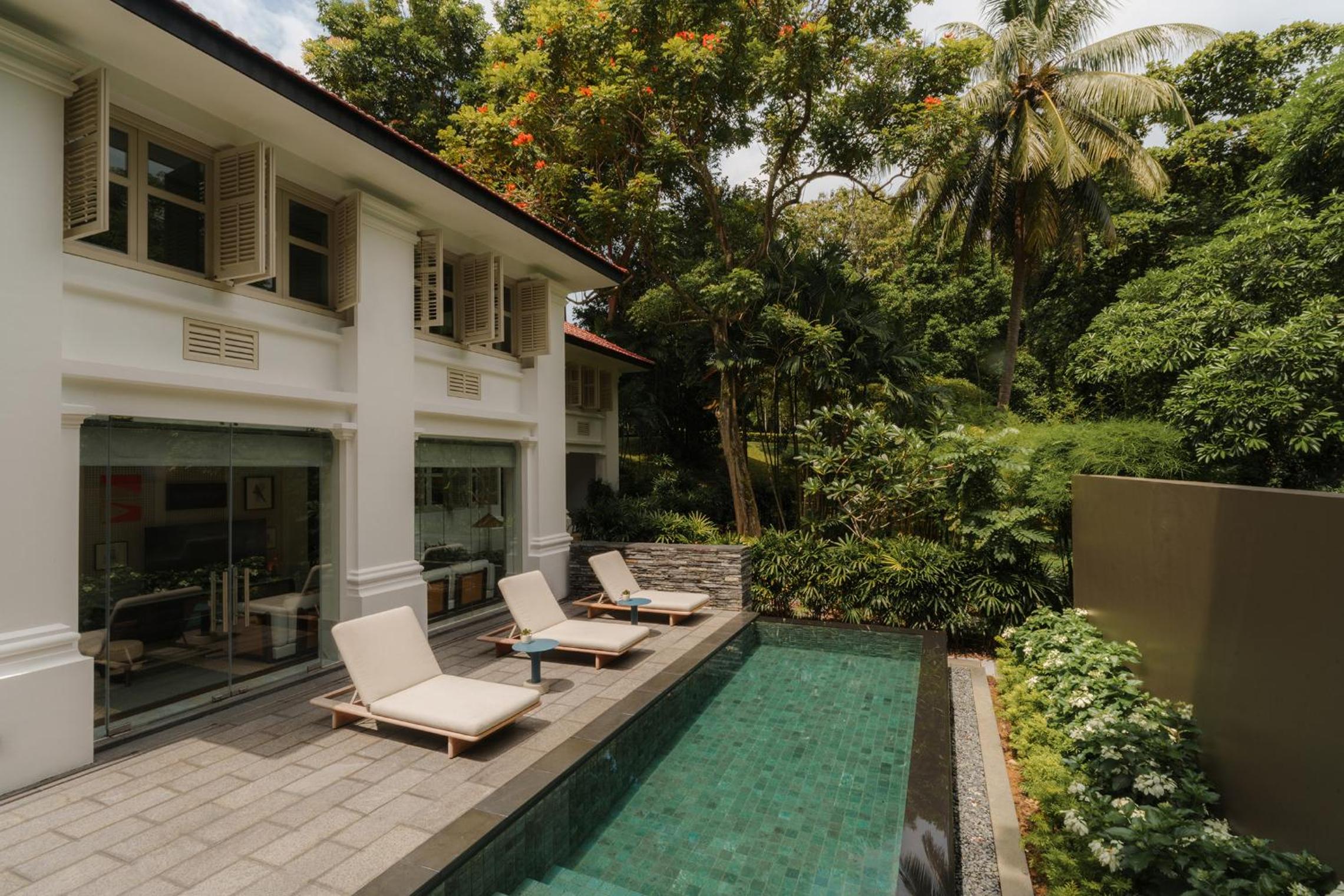 Colonial Manor