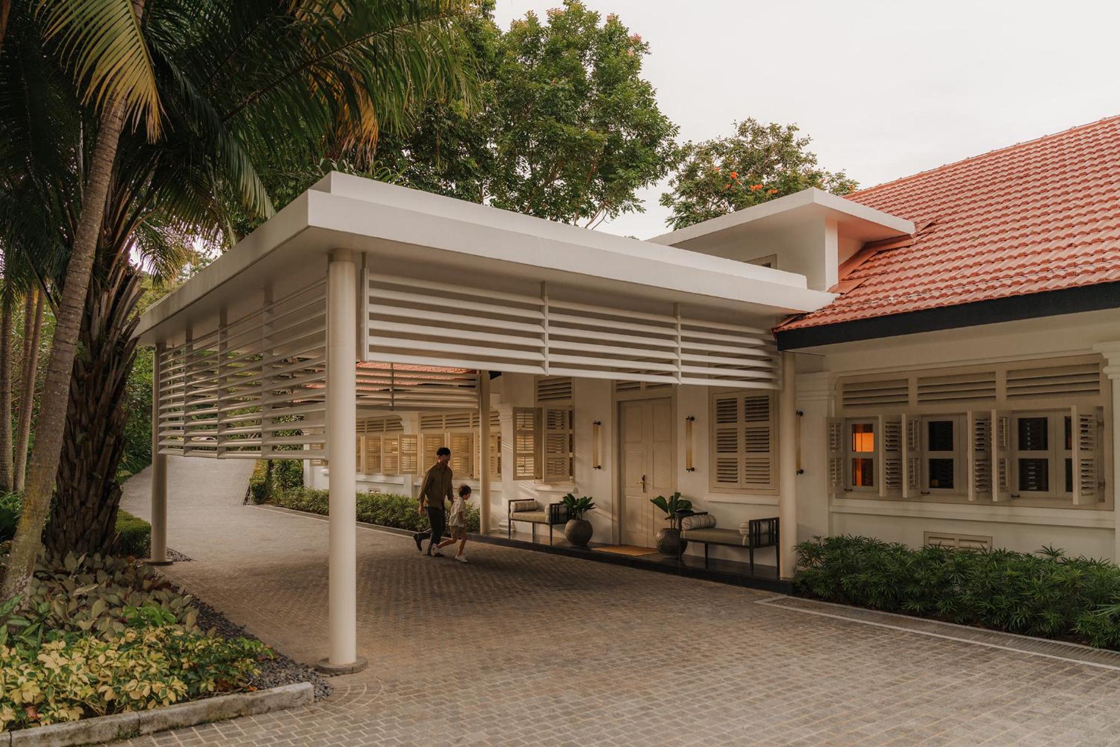 Colonial Manor