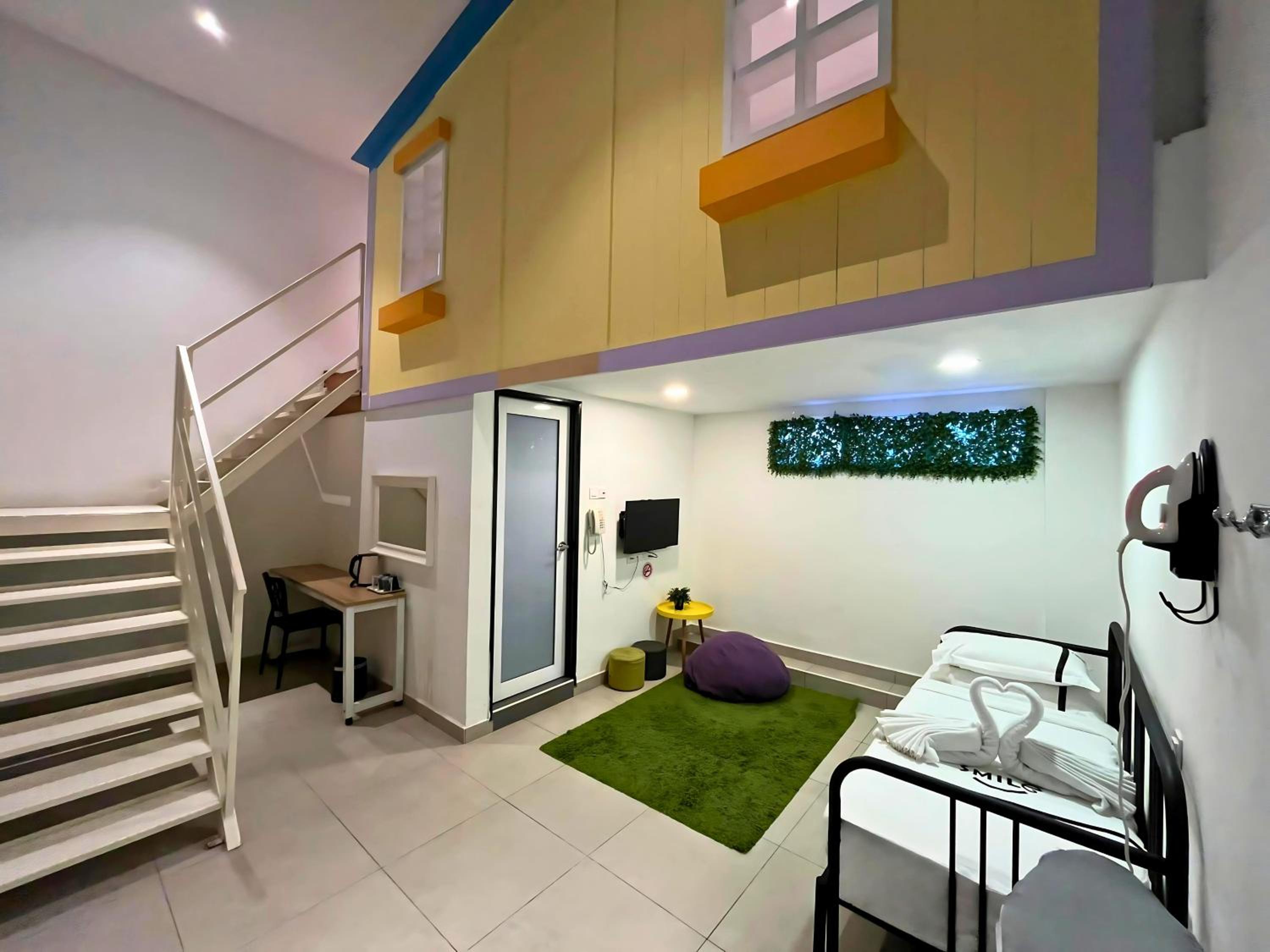 Family Room - Photo 5