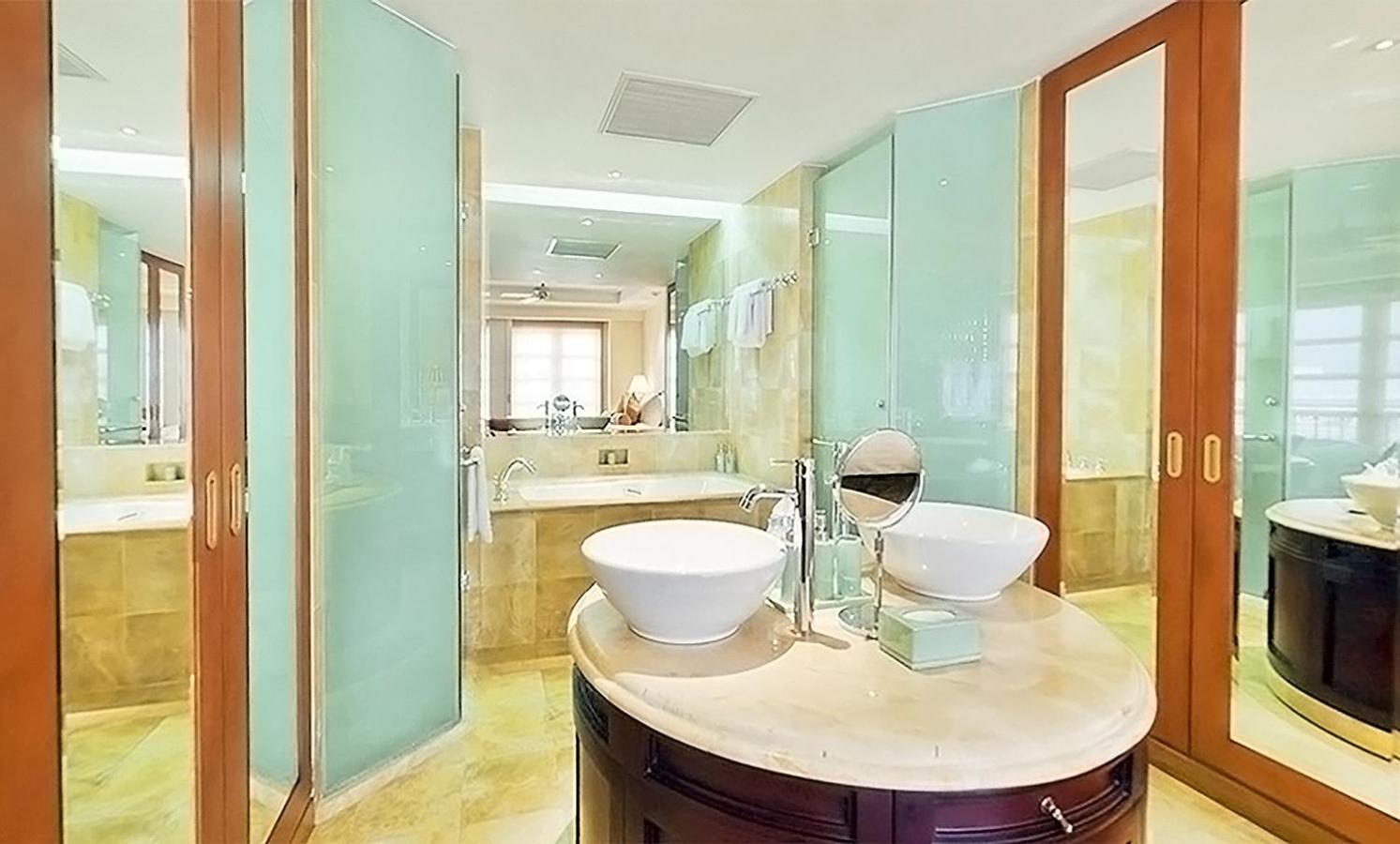 One-Bedroom Suite - Photo 4