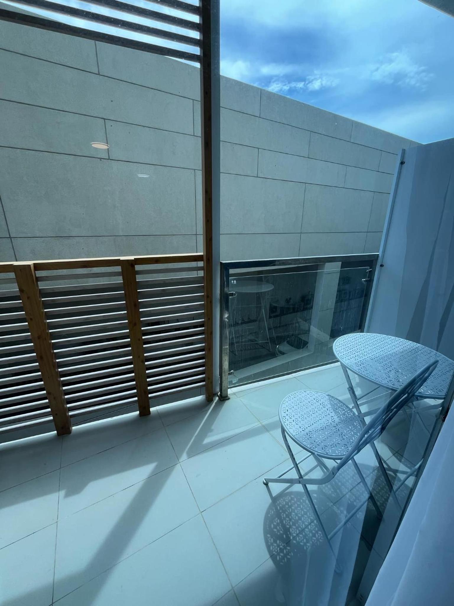 Studio Apartment - Photo 23