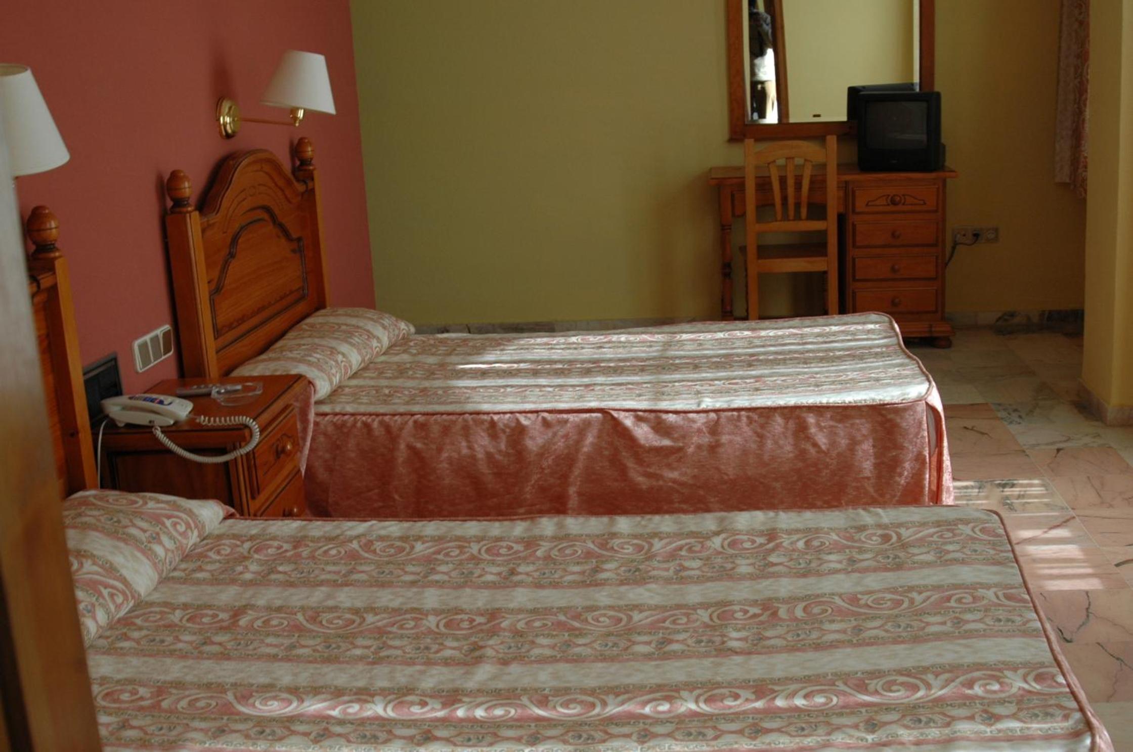 Standard Twin Room - Photo 5