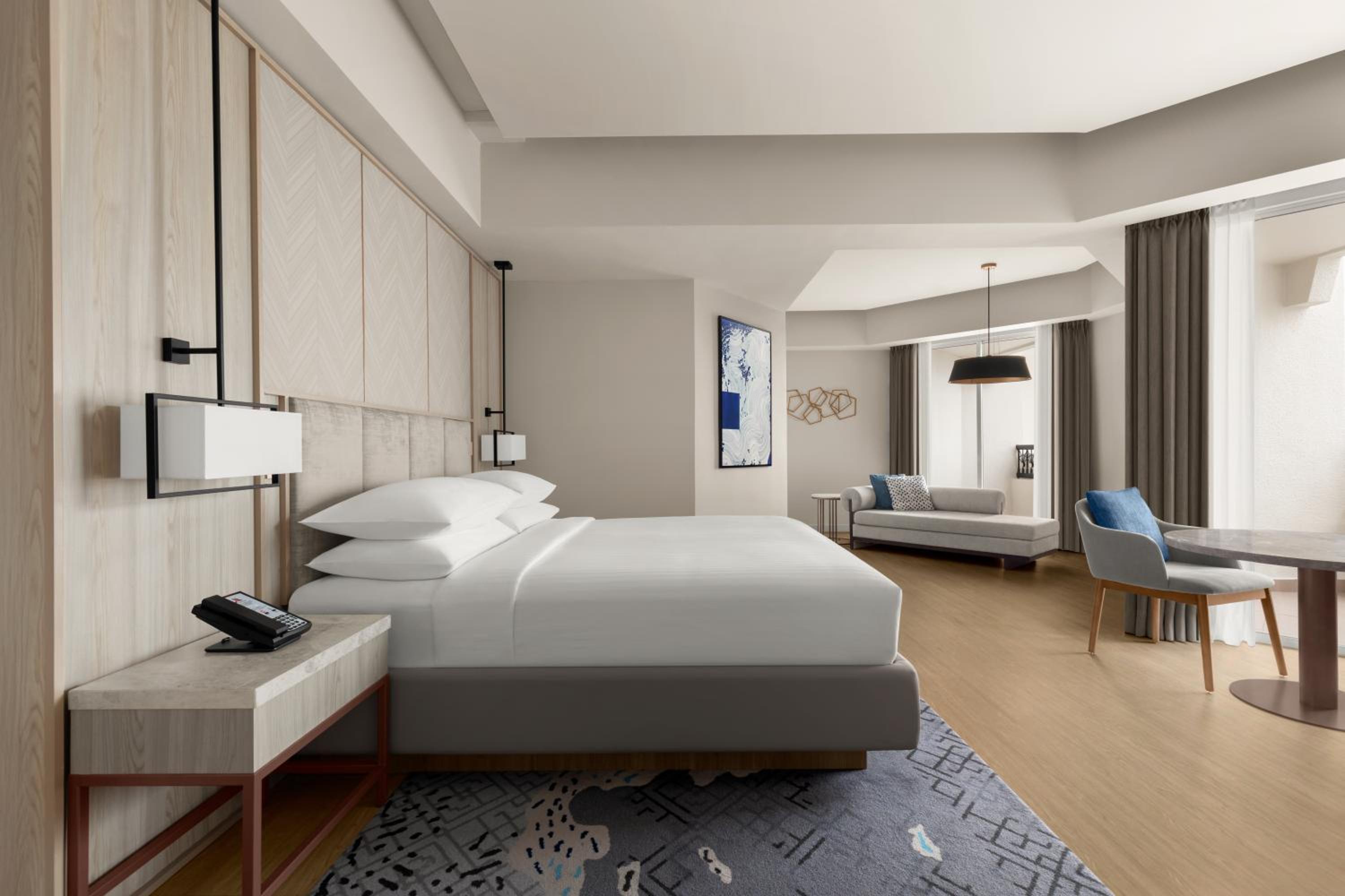 Junior Suite, Executive lounge access, 1 King - Photo 3