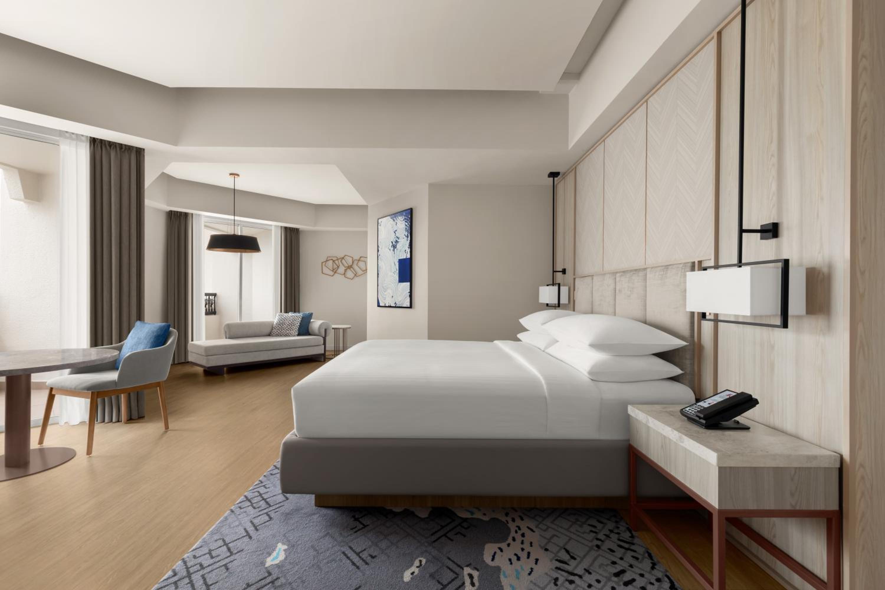 Junior Suite, Executive lounge access, 1 King - Photo 2