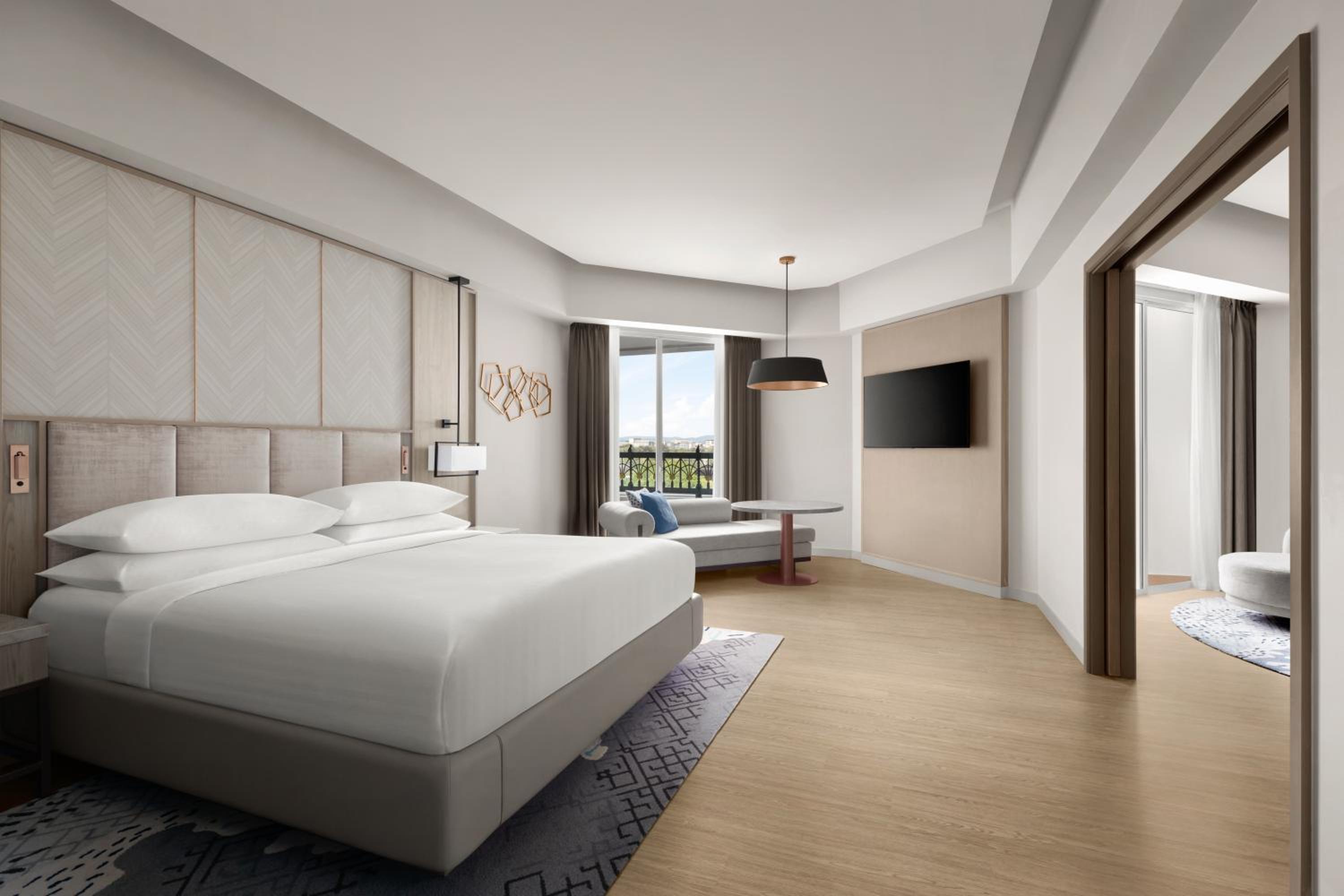 Executive Suite, Executive lounge access, 1 King - Photo 1
