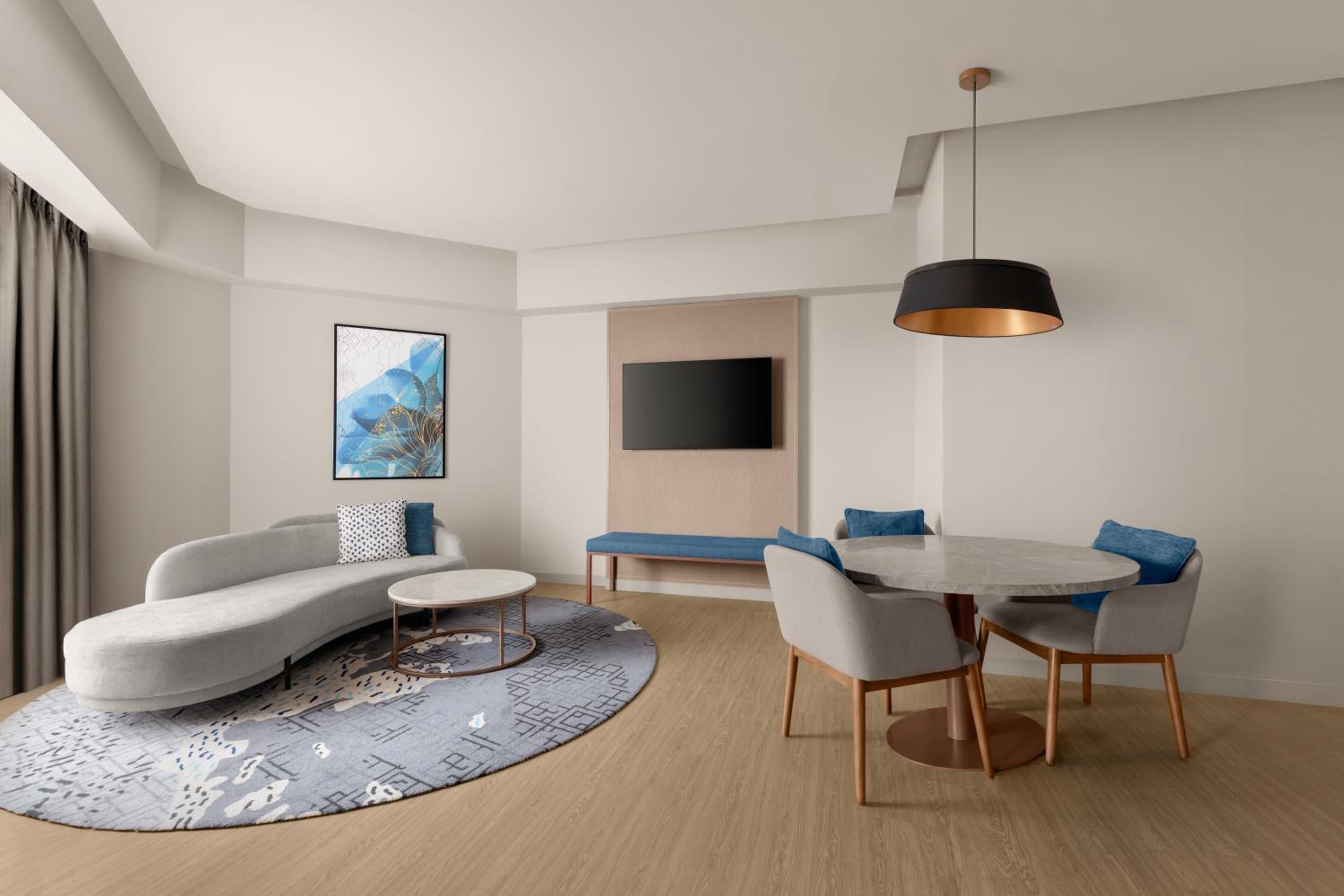 Executive Suite, Executive lounge access, 1 King - Photo 2