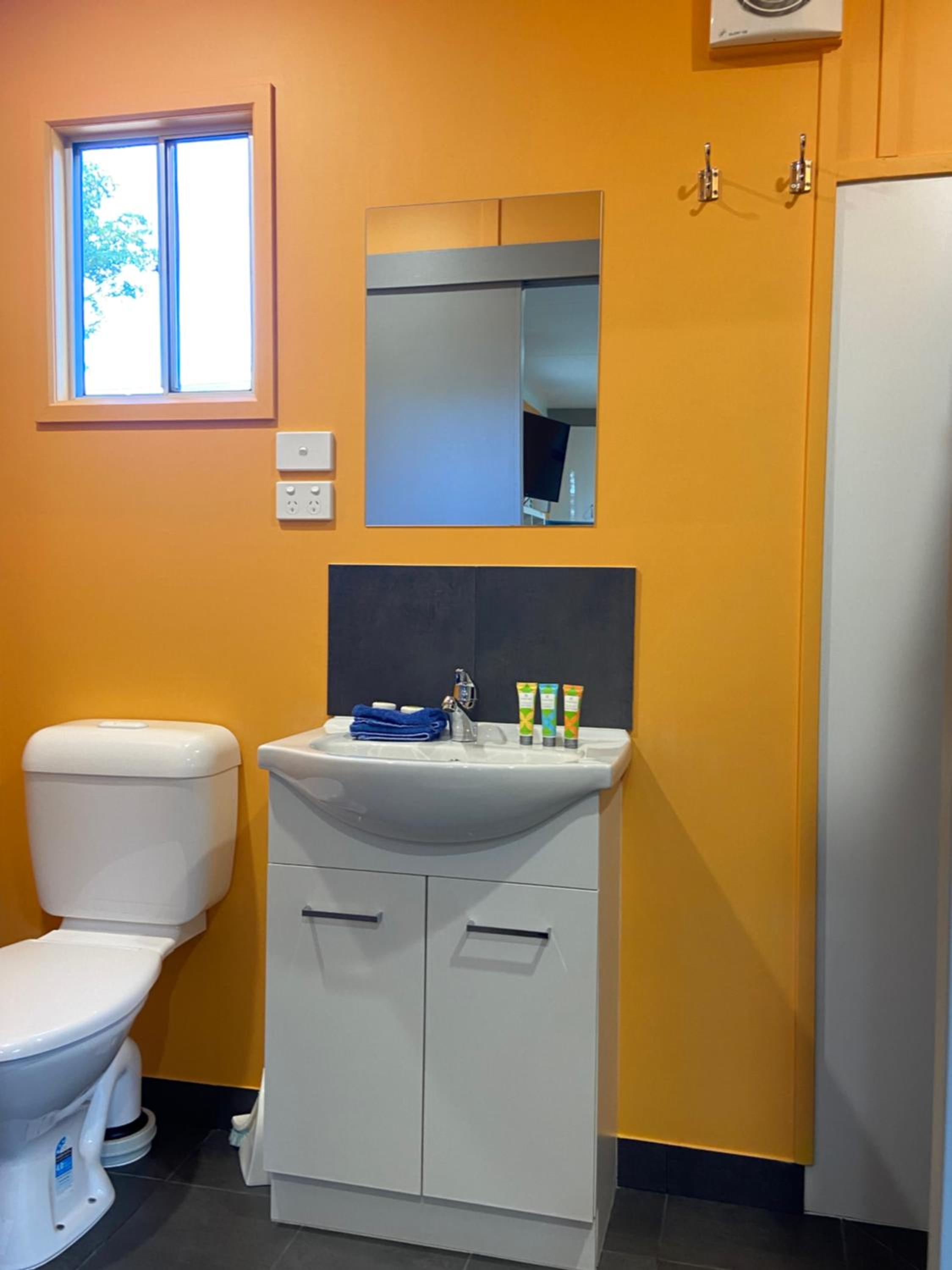 Budget Double Room - Photo 10