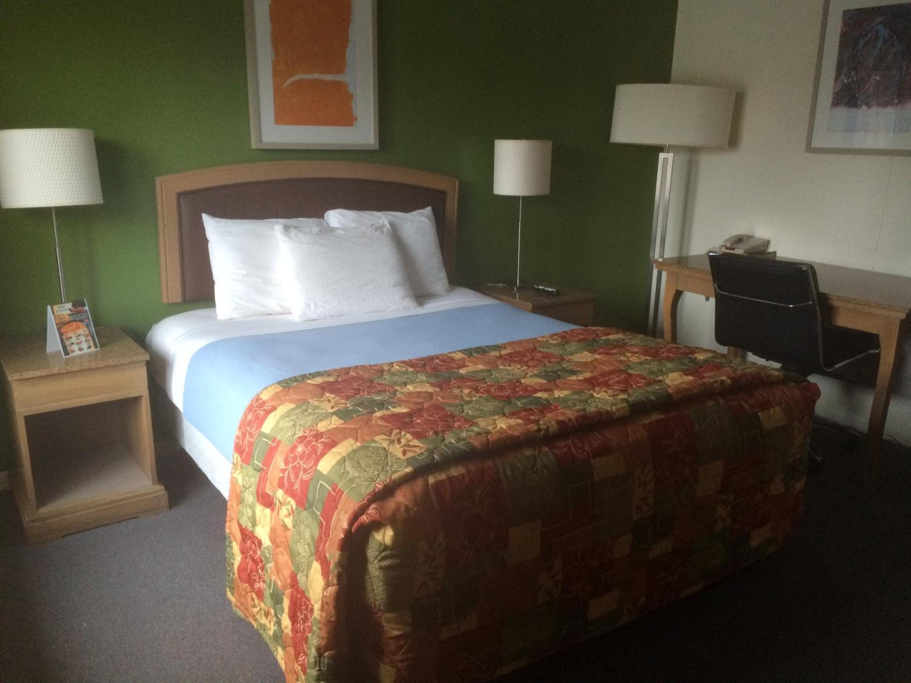 Non-Smoking Queen Room - Photo 2