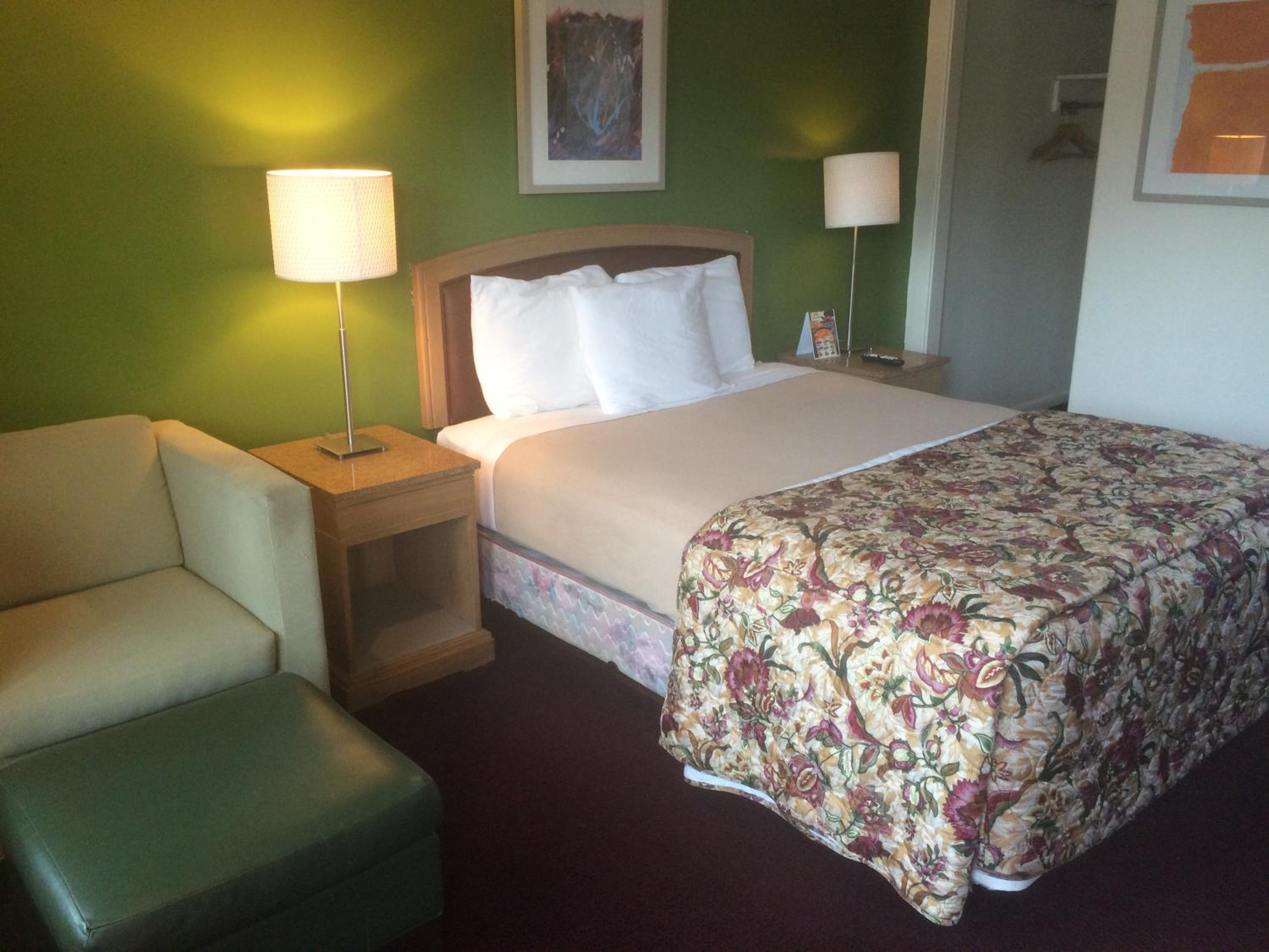 Non-Smoking Queen Room - Photo 1