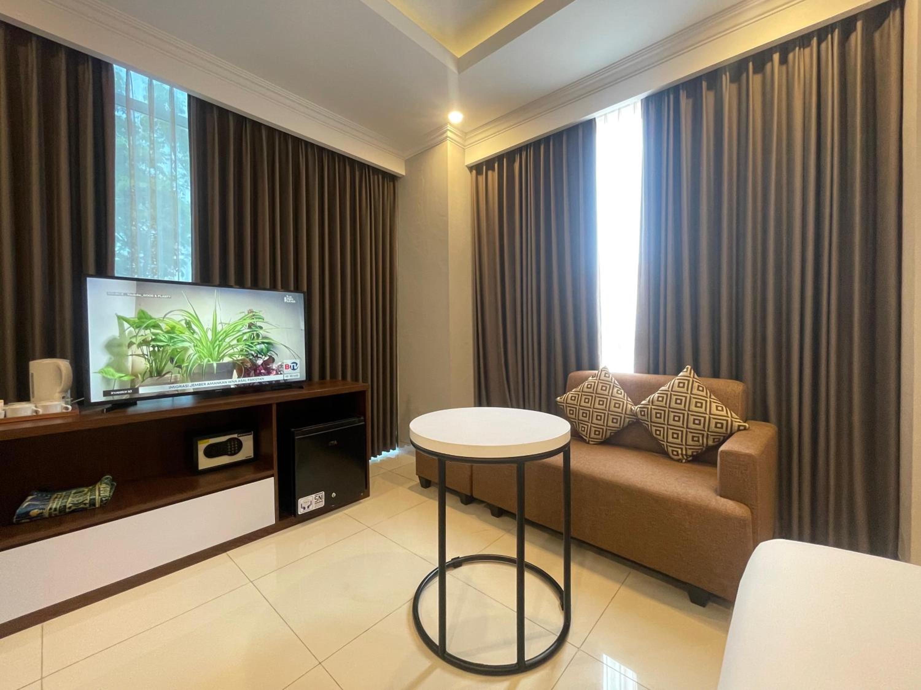 Executive Suite - Photo 1