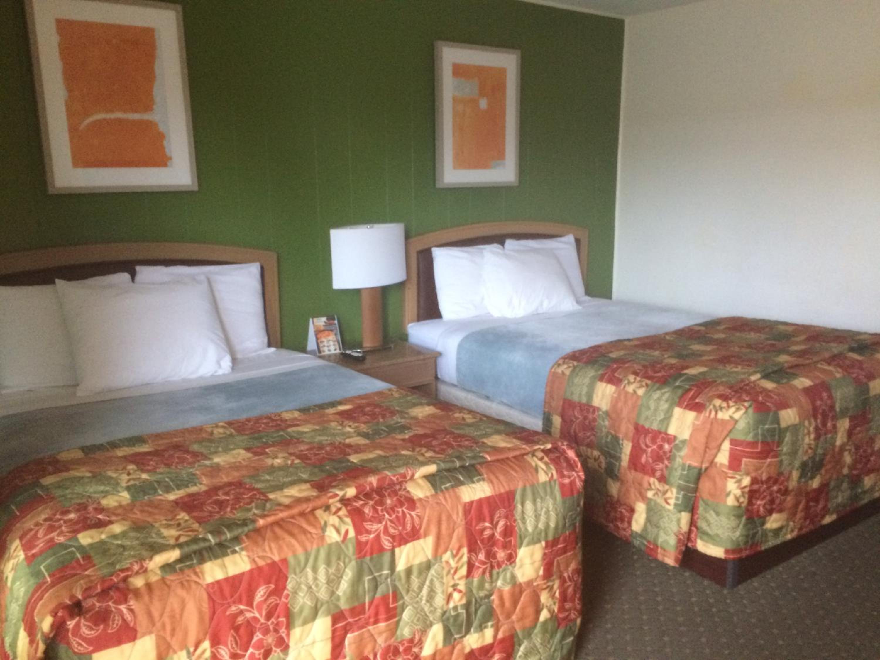 Non-Smoking Queen Room with Two Queen Beds - Photo 11