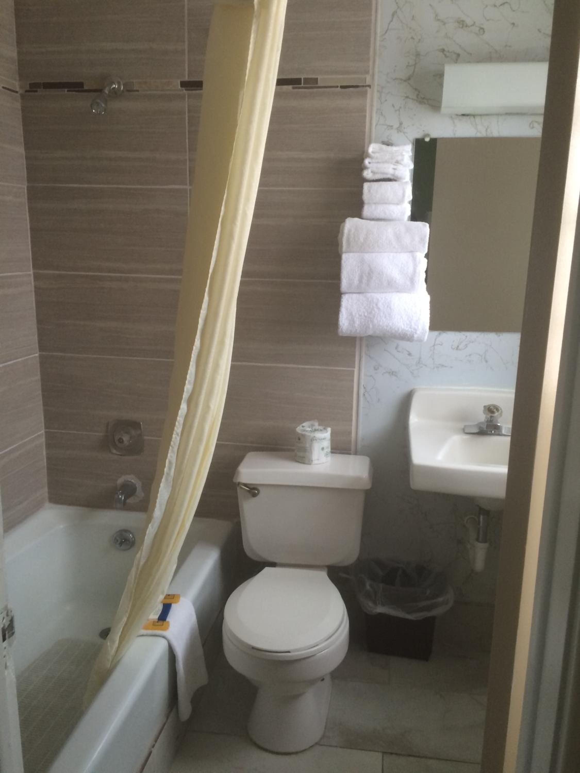 Non-Smoking Queen Room with Two Queen Beds - Photo 10