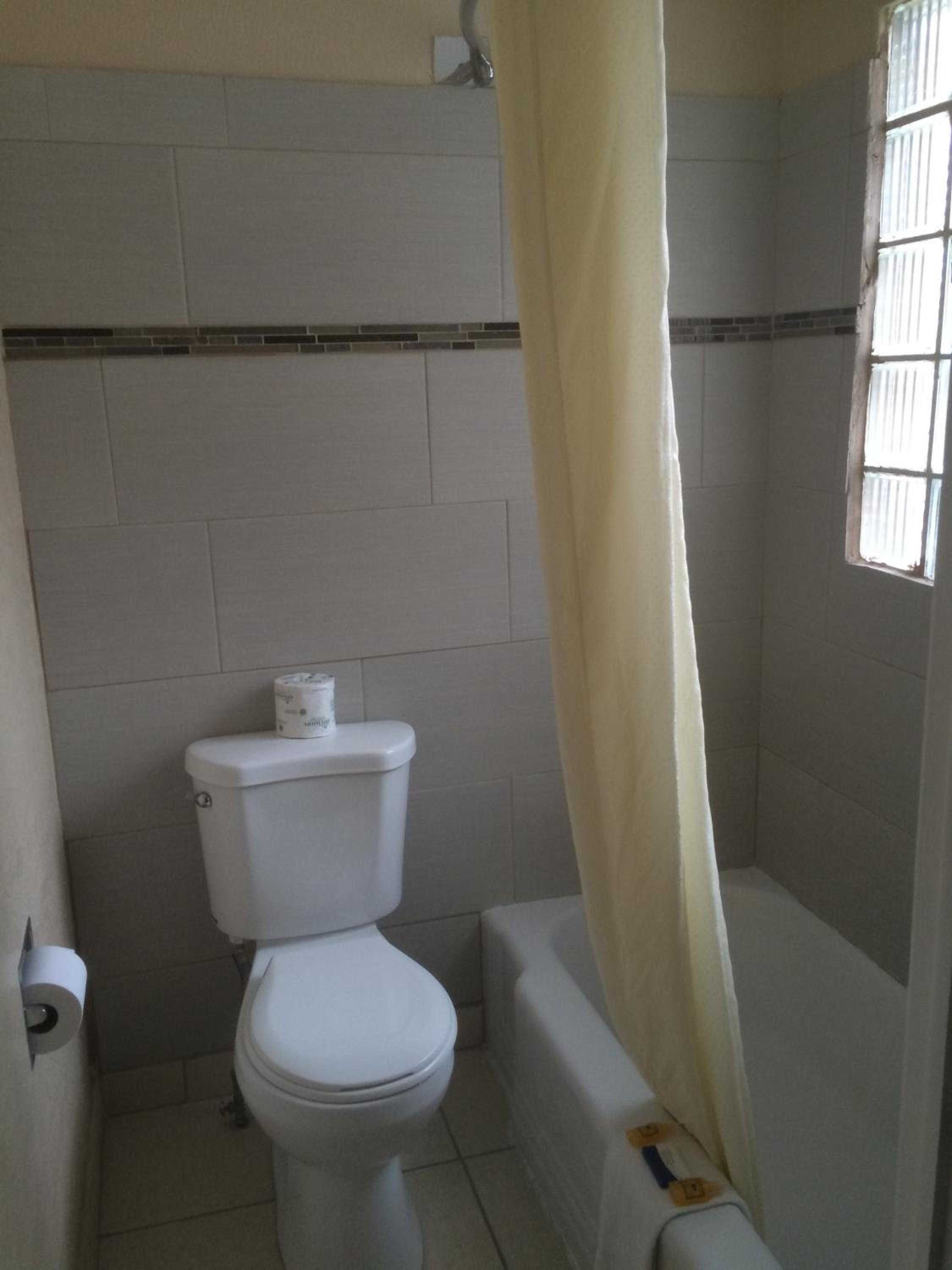 Non-Smoking Queen Room with Two Queen Beds - Photo 12