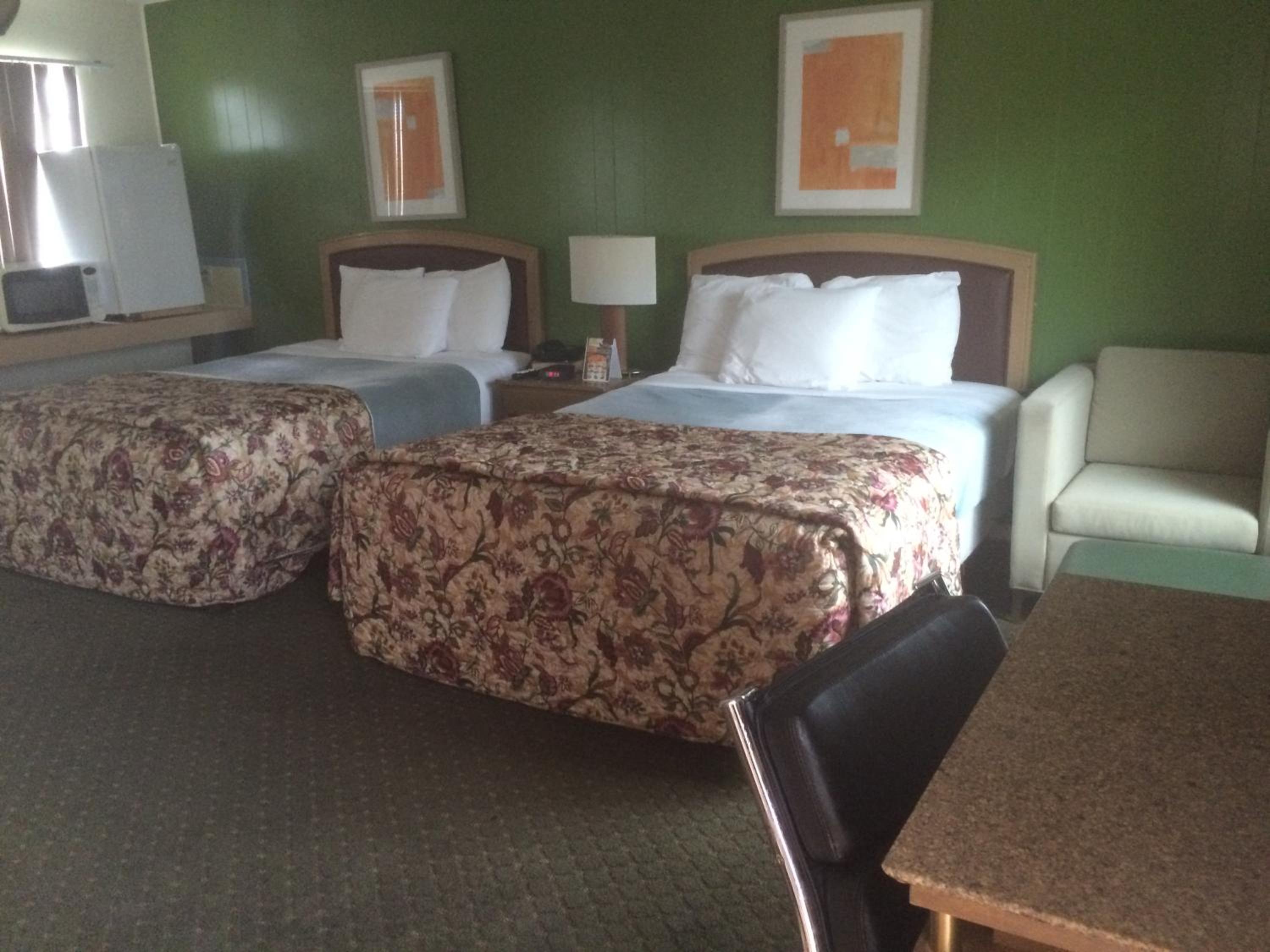 Non-Smoking Queen Room with Two Queen Beds - Photo 3