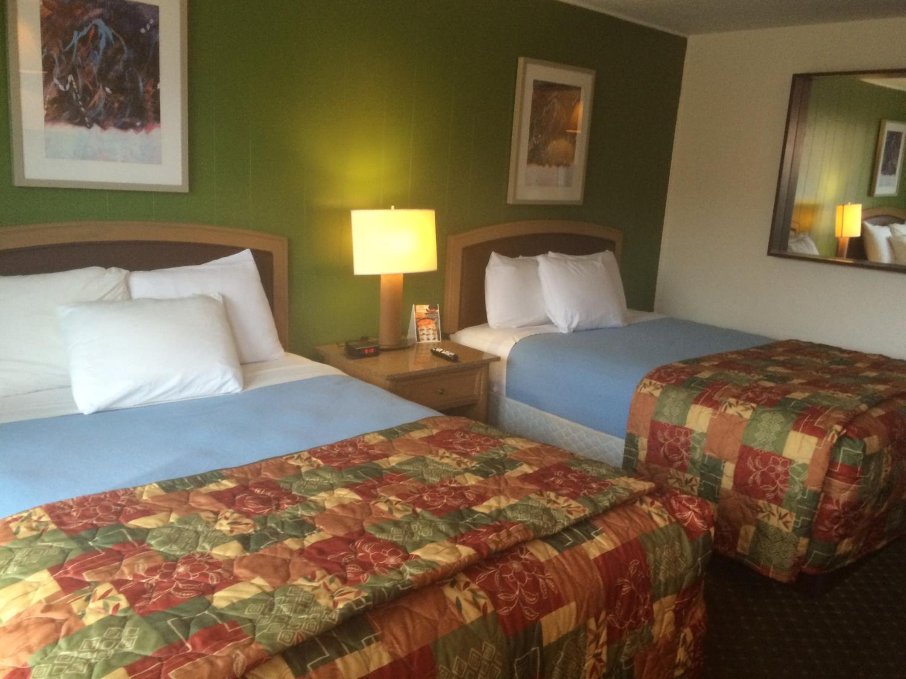 Non-Smoking Queen Room with Two Queen Beds - Photo 4