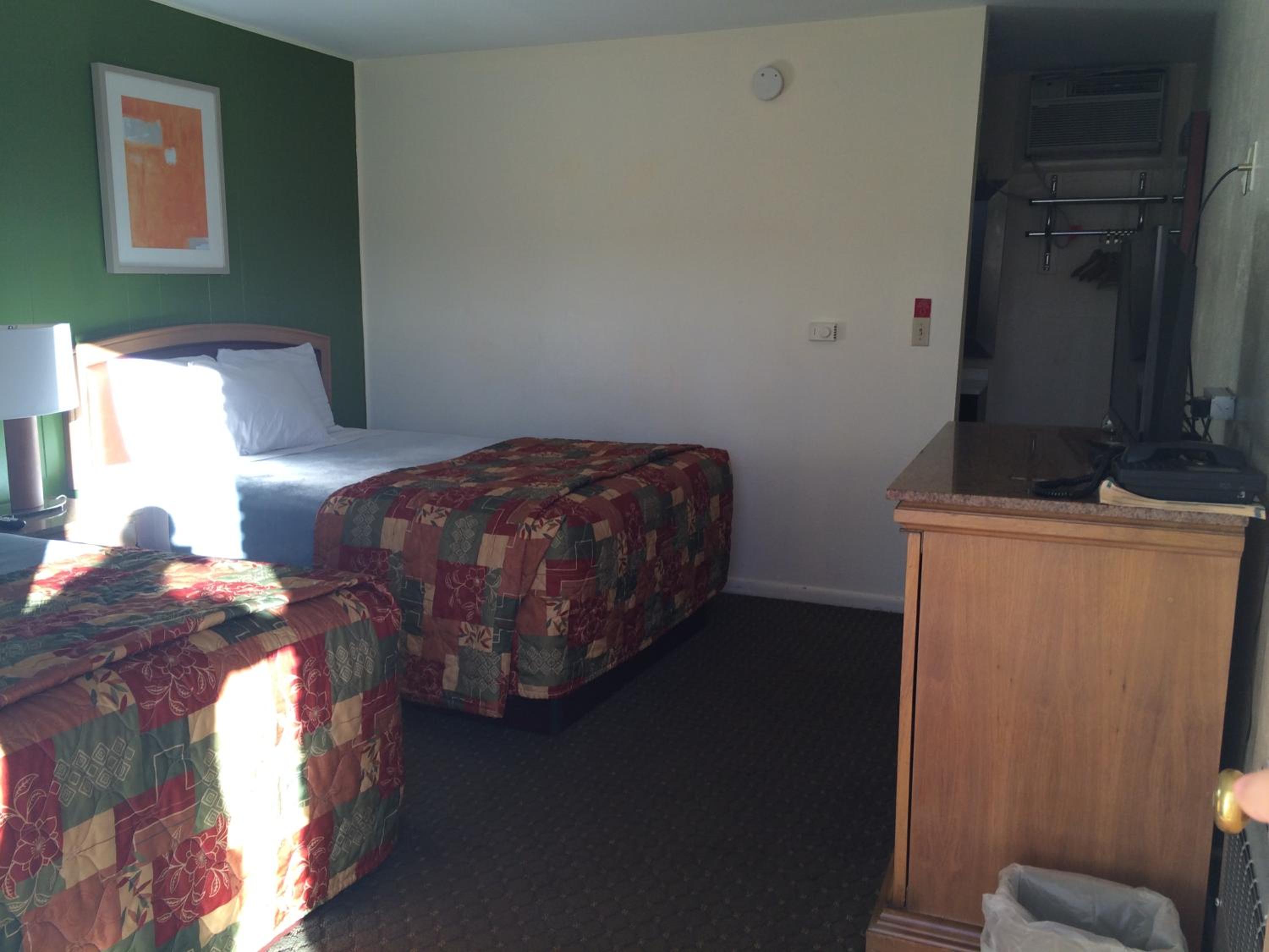Non-Smoking Queen Room with Two Queen Beds - Photo 9