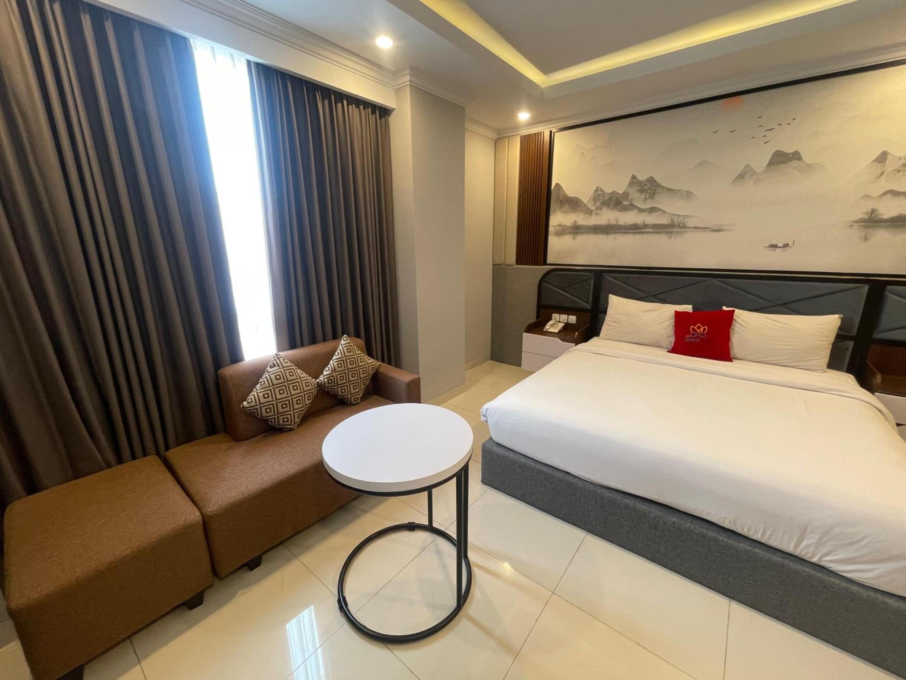Executive Suite - Photo 2