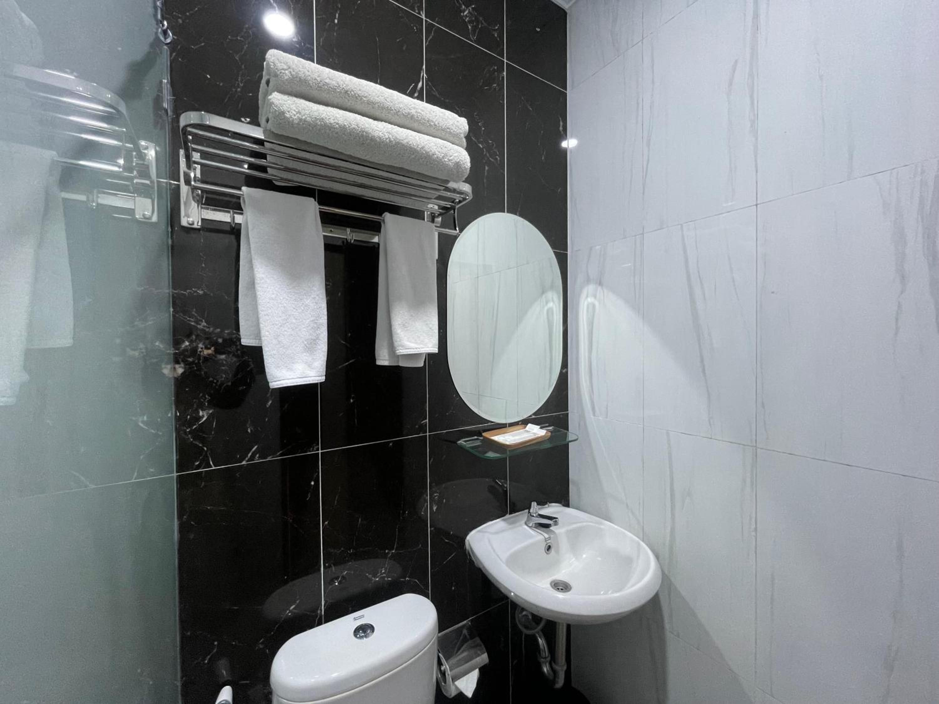 Executive Suite - Photo 4