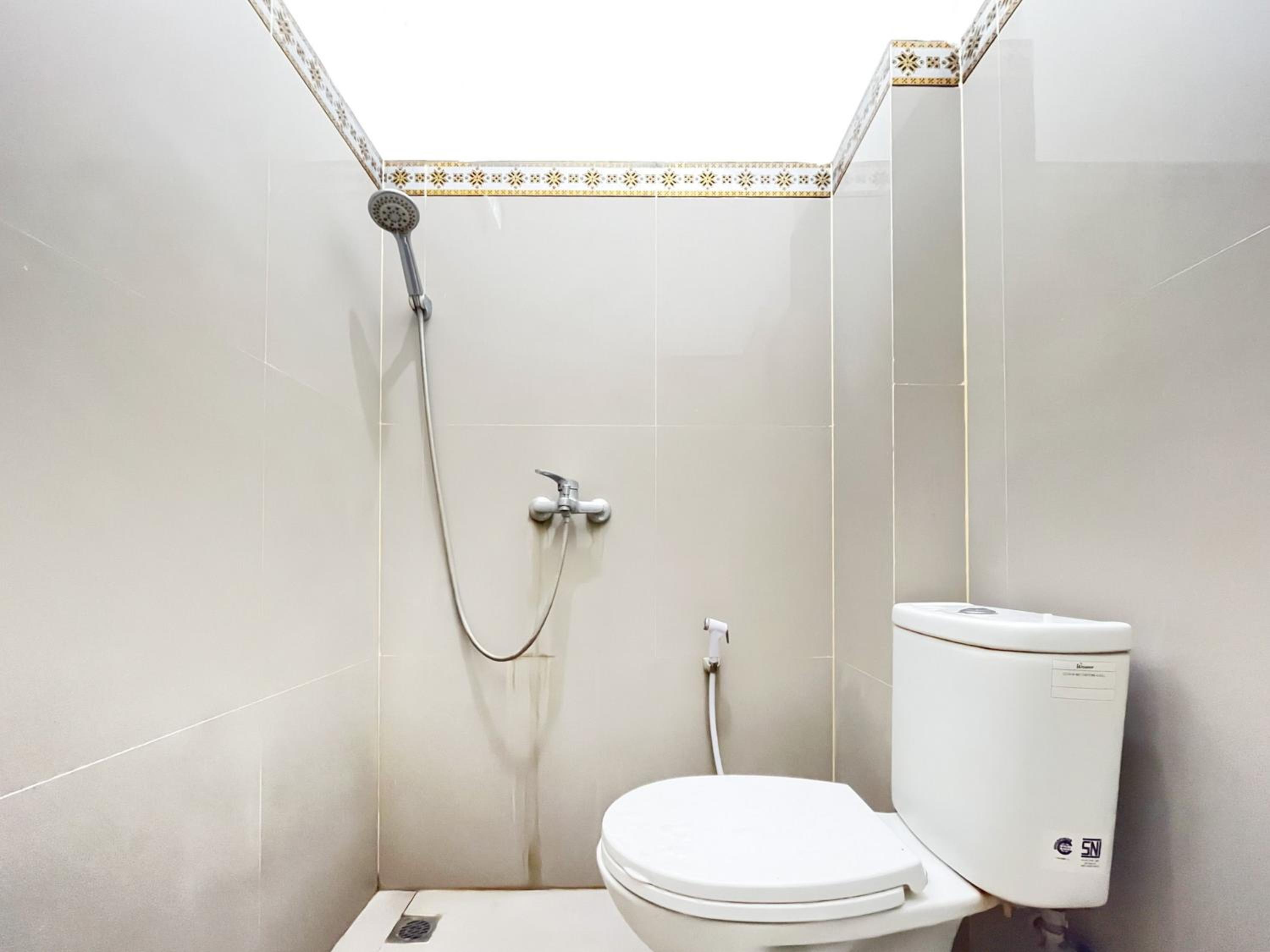 Standard Double Room - Photo 13