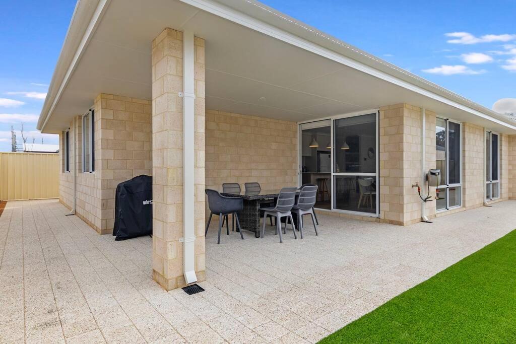 Four-Bedroom House photo 3