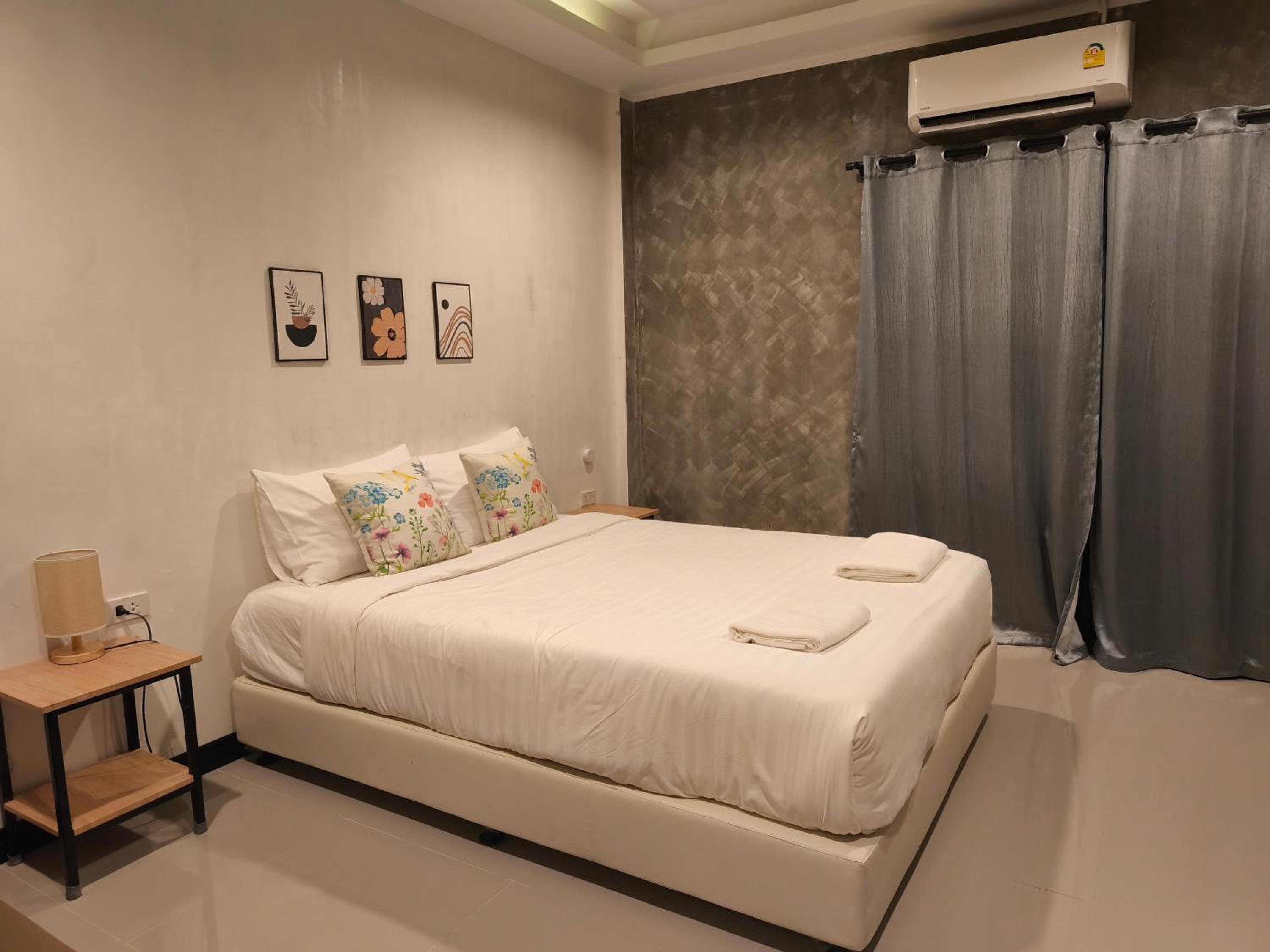 Standard Queen Room - Photo 11