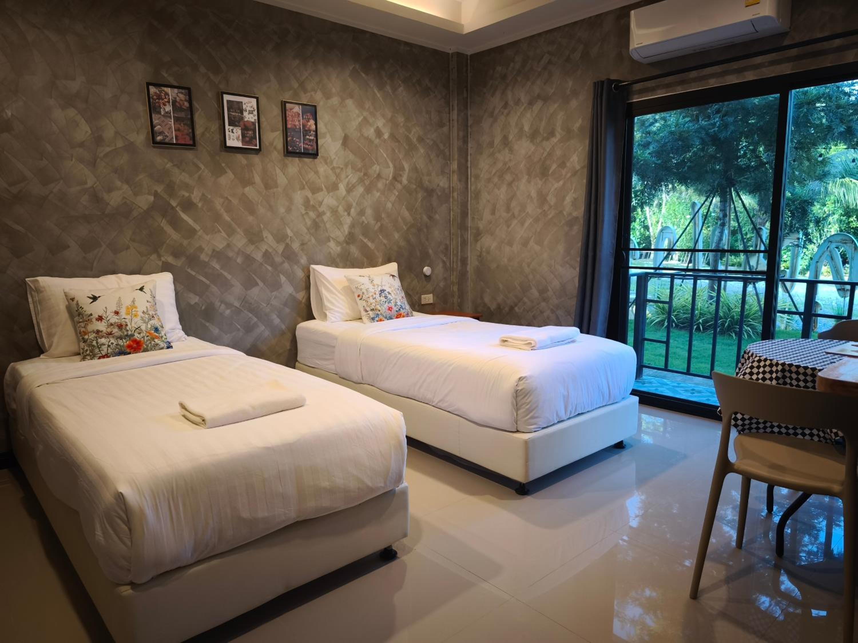 Twin Room with Private Bathroom - Photo 9