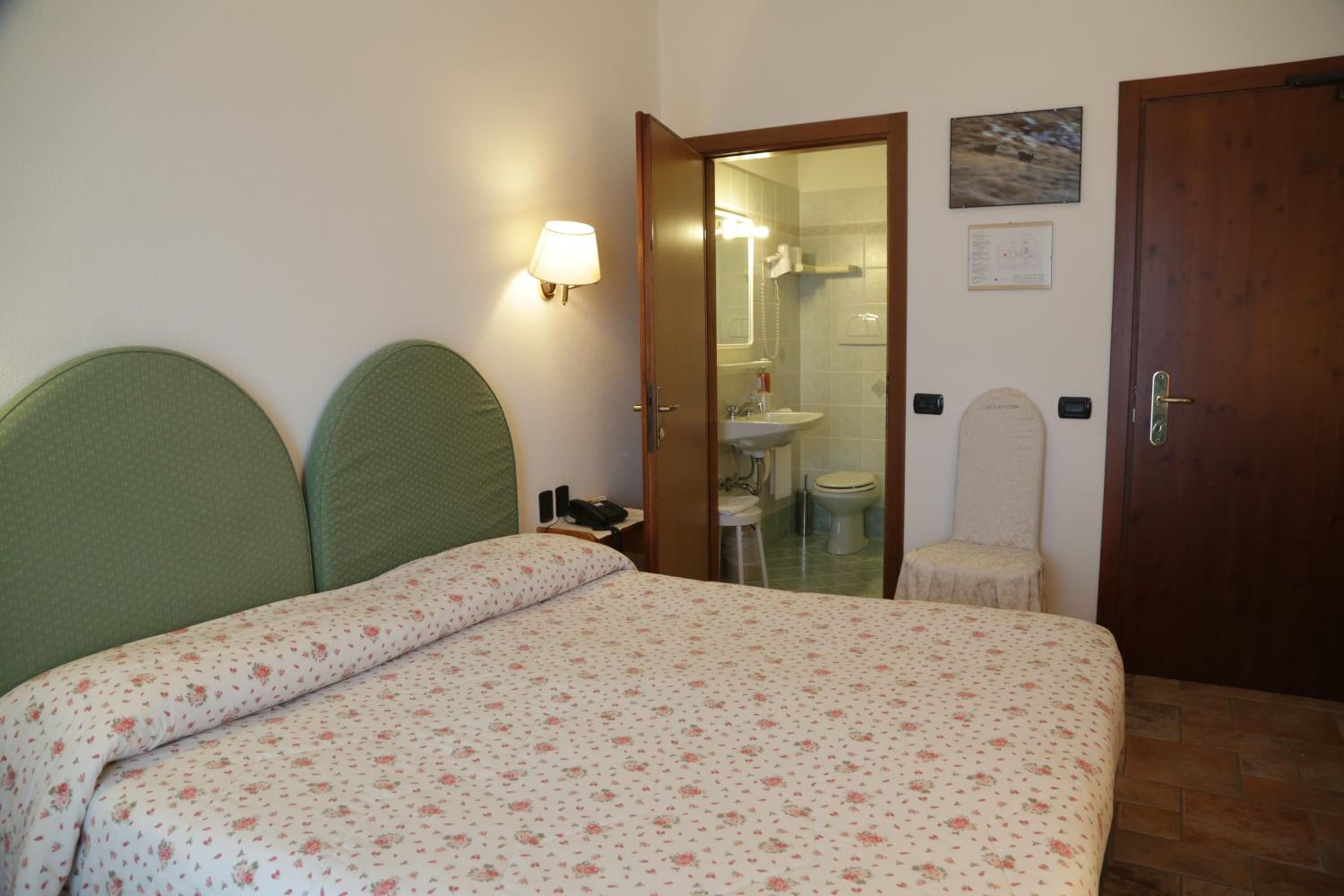 Standard Double or Twin Room - Photo 2