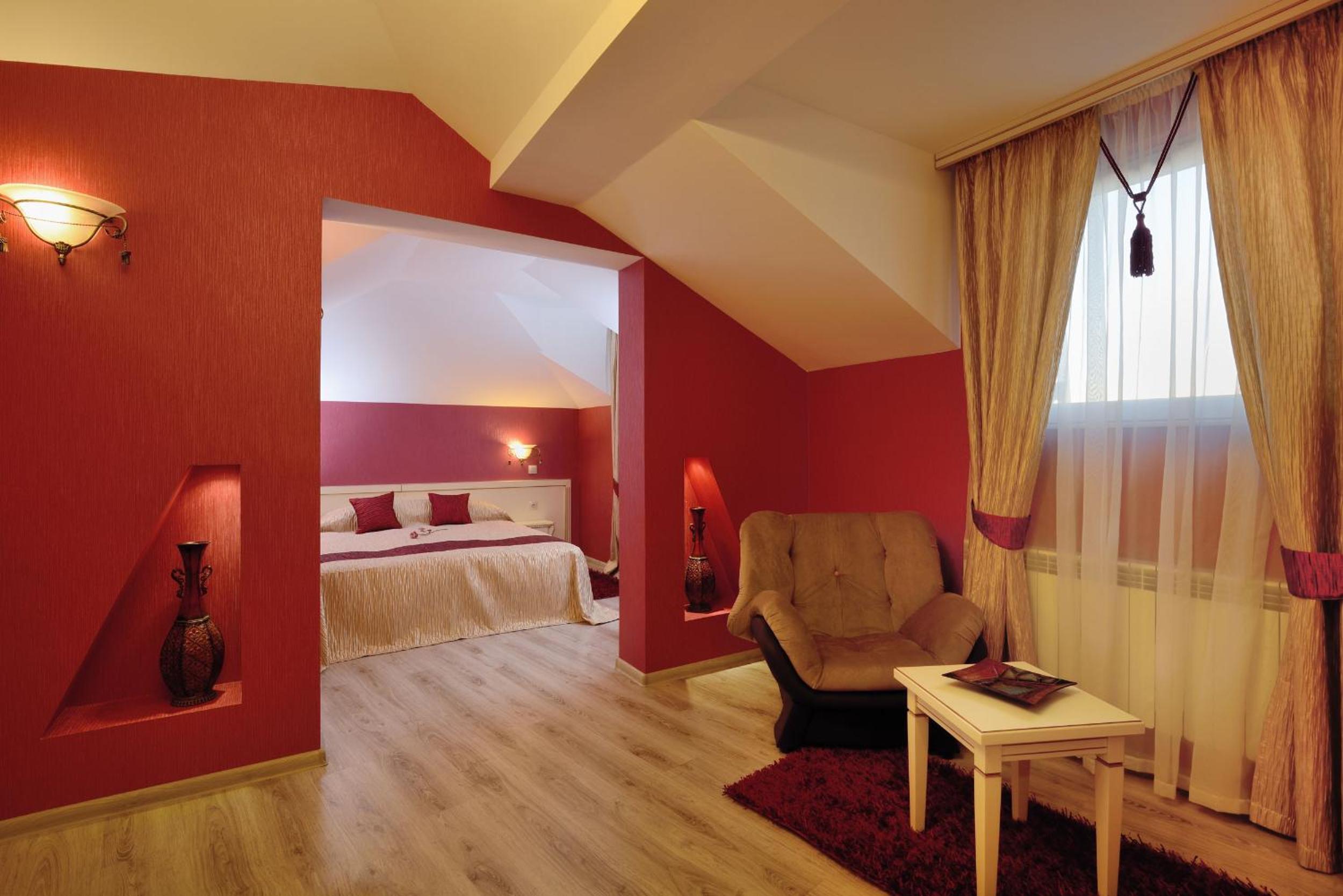 Deluxe One-Bedroom Apartment (2 Adults + 2 Children) - Photo 4