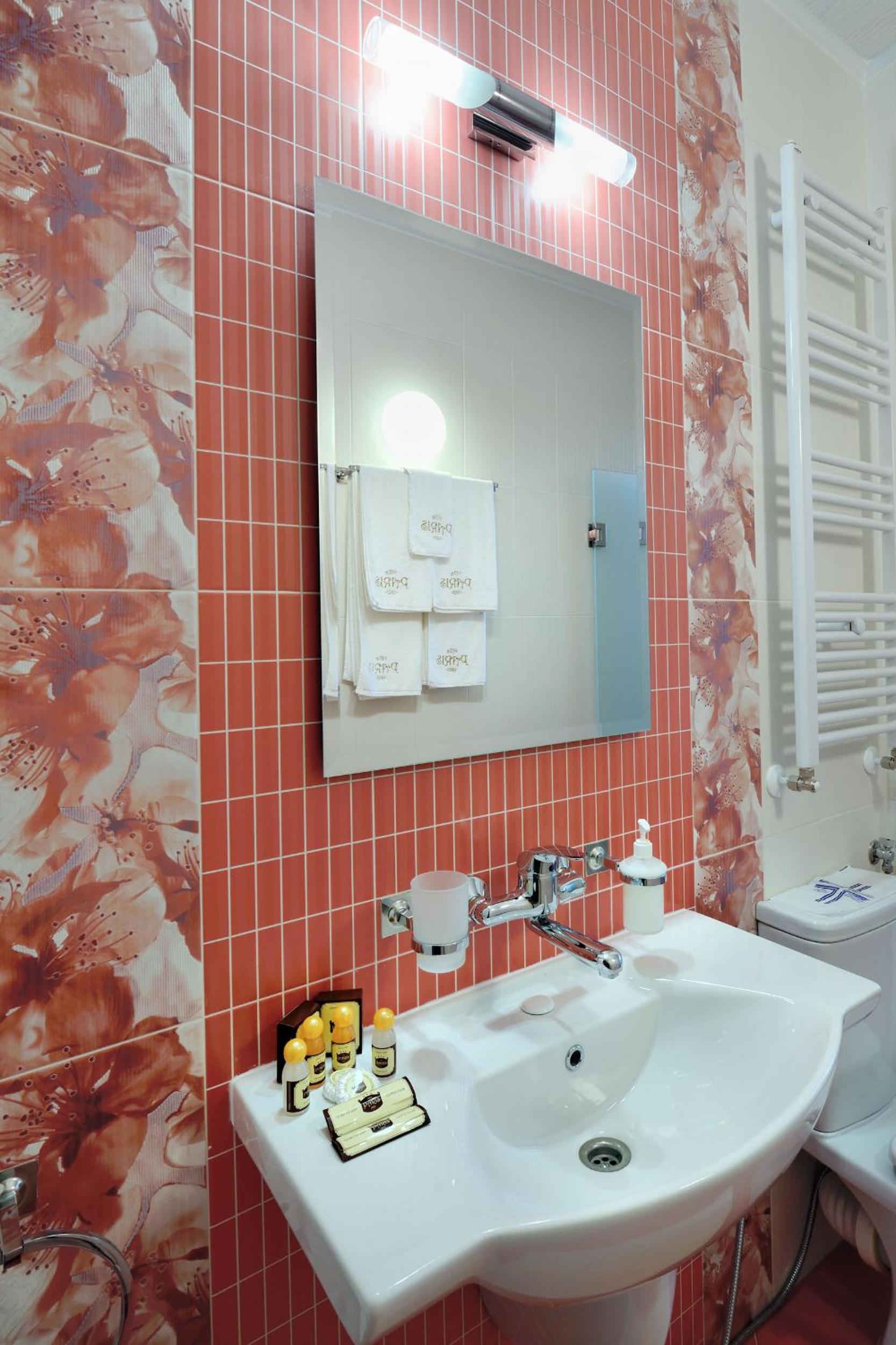 Queen Room with Garden View - Photo 5