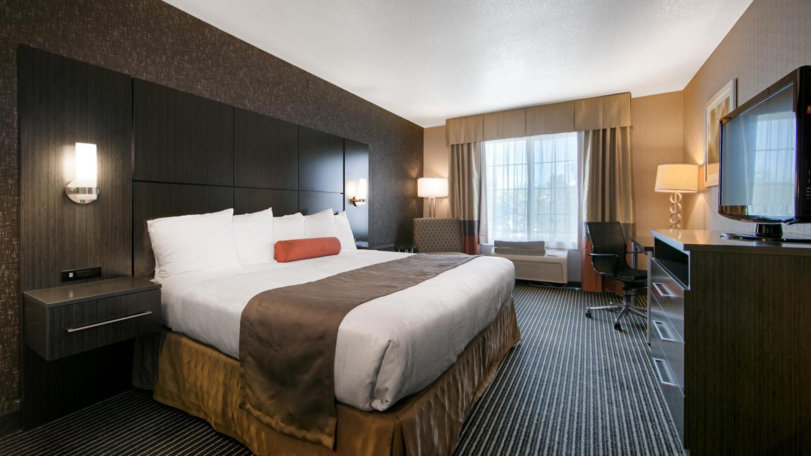 King Room with Roll-in Shower - Disability Access/Non-Smoking - Photo 4