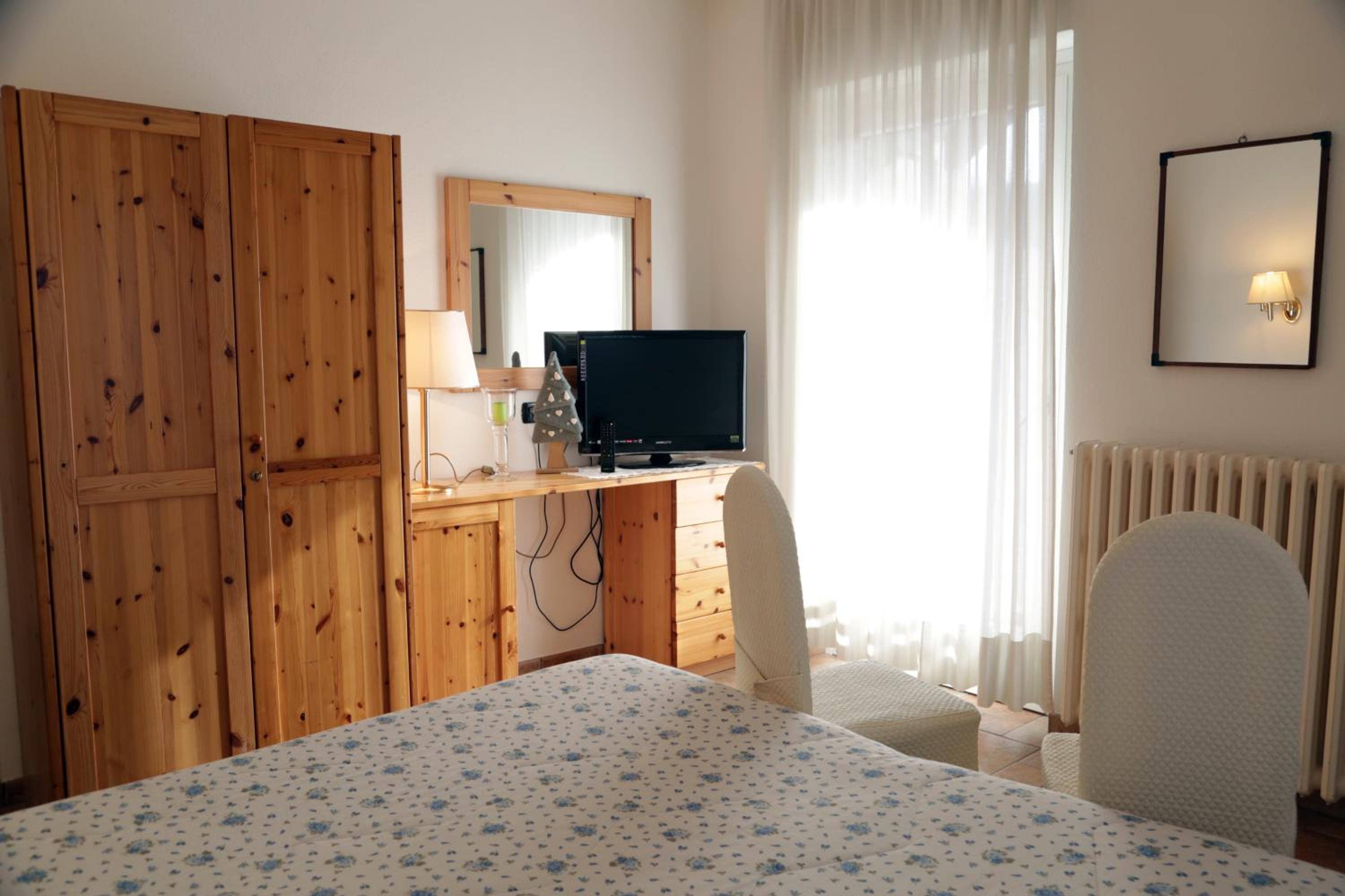 Standard Double or Twin Room - Photo 12