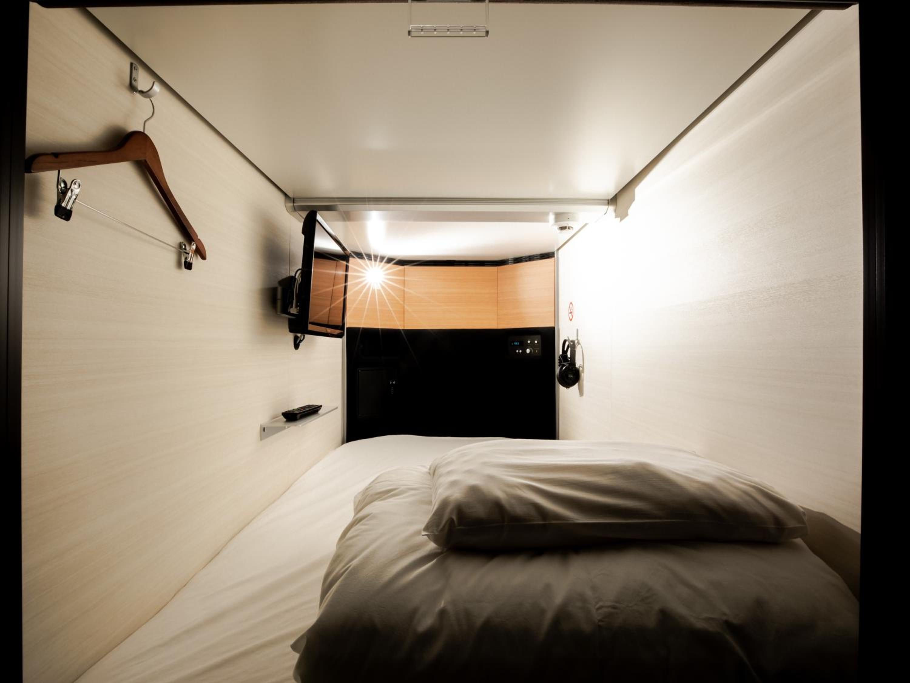 Adjacent Standard Capsule Room for Female photo 1