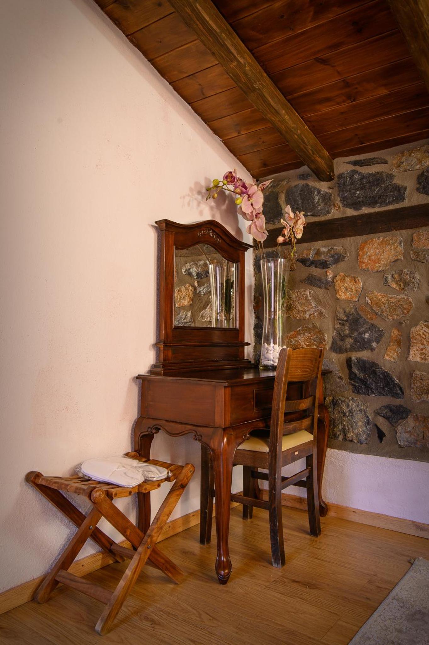 Deluxe Junior Suite - Photo 7