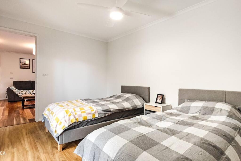 Six-Bedroom House photo 3