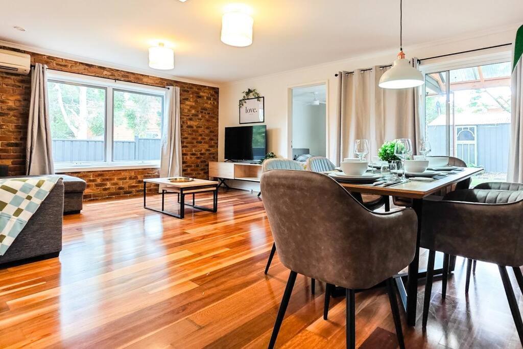 Six-Bedroom House photo 2