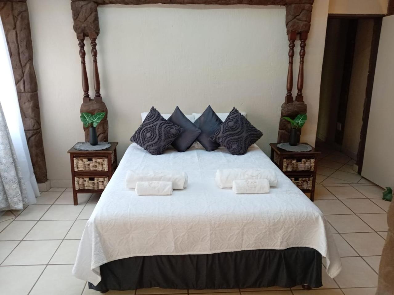 Deluxe Double Room (2 Adults + 1 Child) photo 2