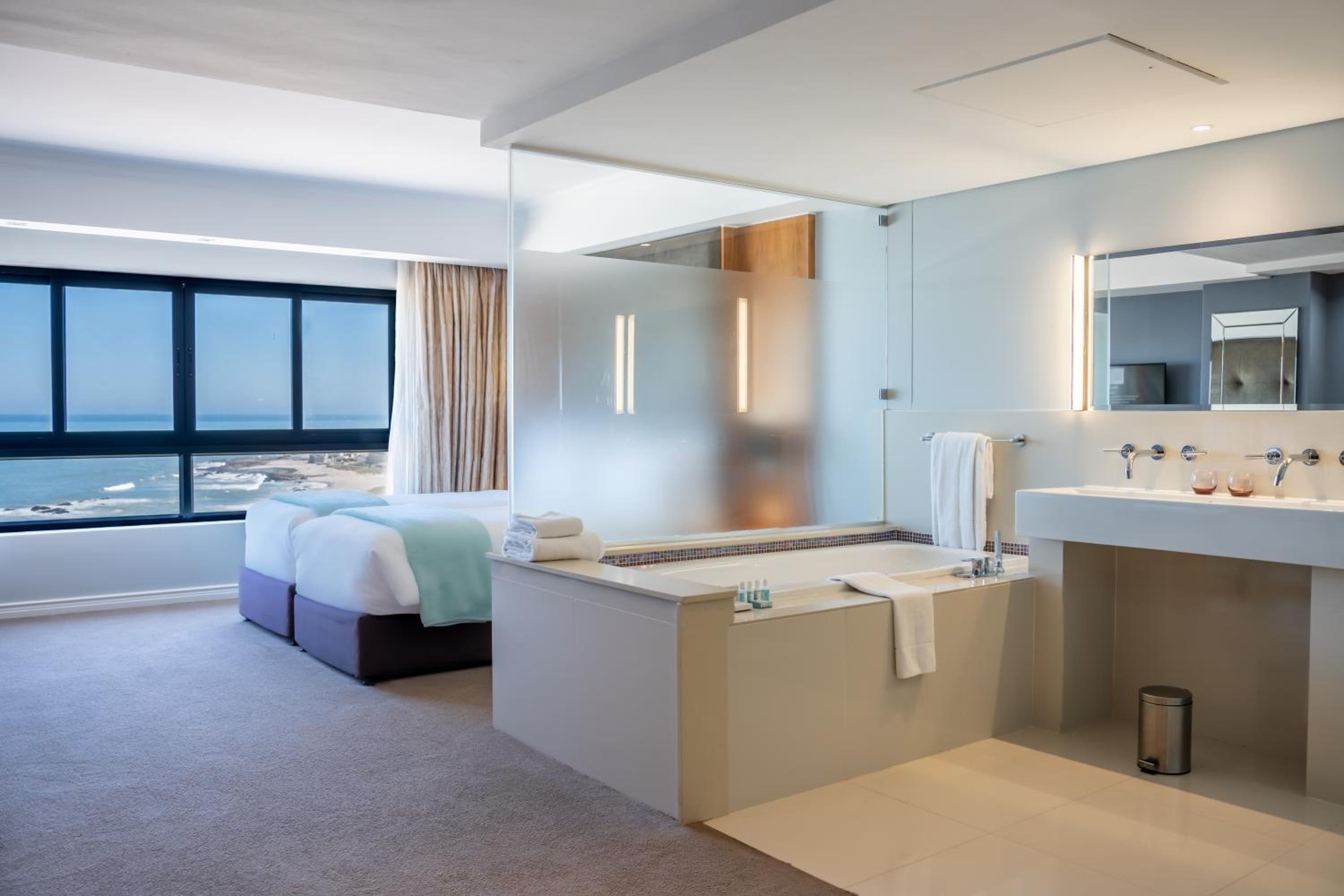 Sea-Facing Robben Island Twin Room  - Photo 4
