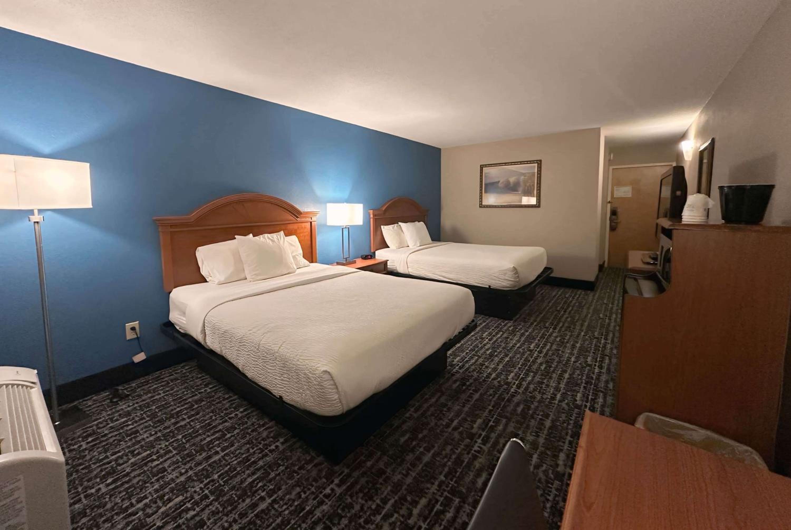 Queen Room with Two Queen Beds - Non-Smoking - Photo 1