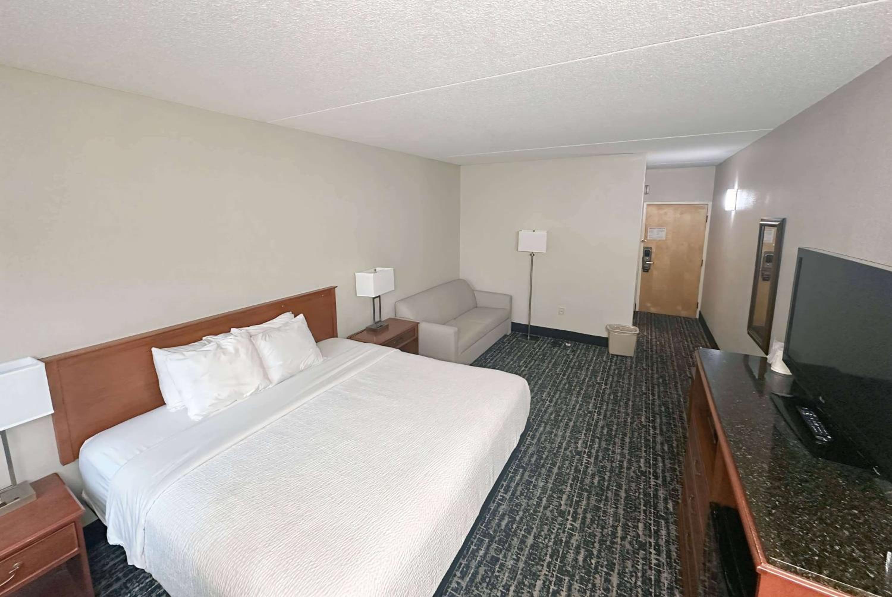 King Room - Non-Smoking - Photo 7