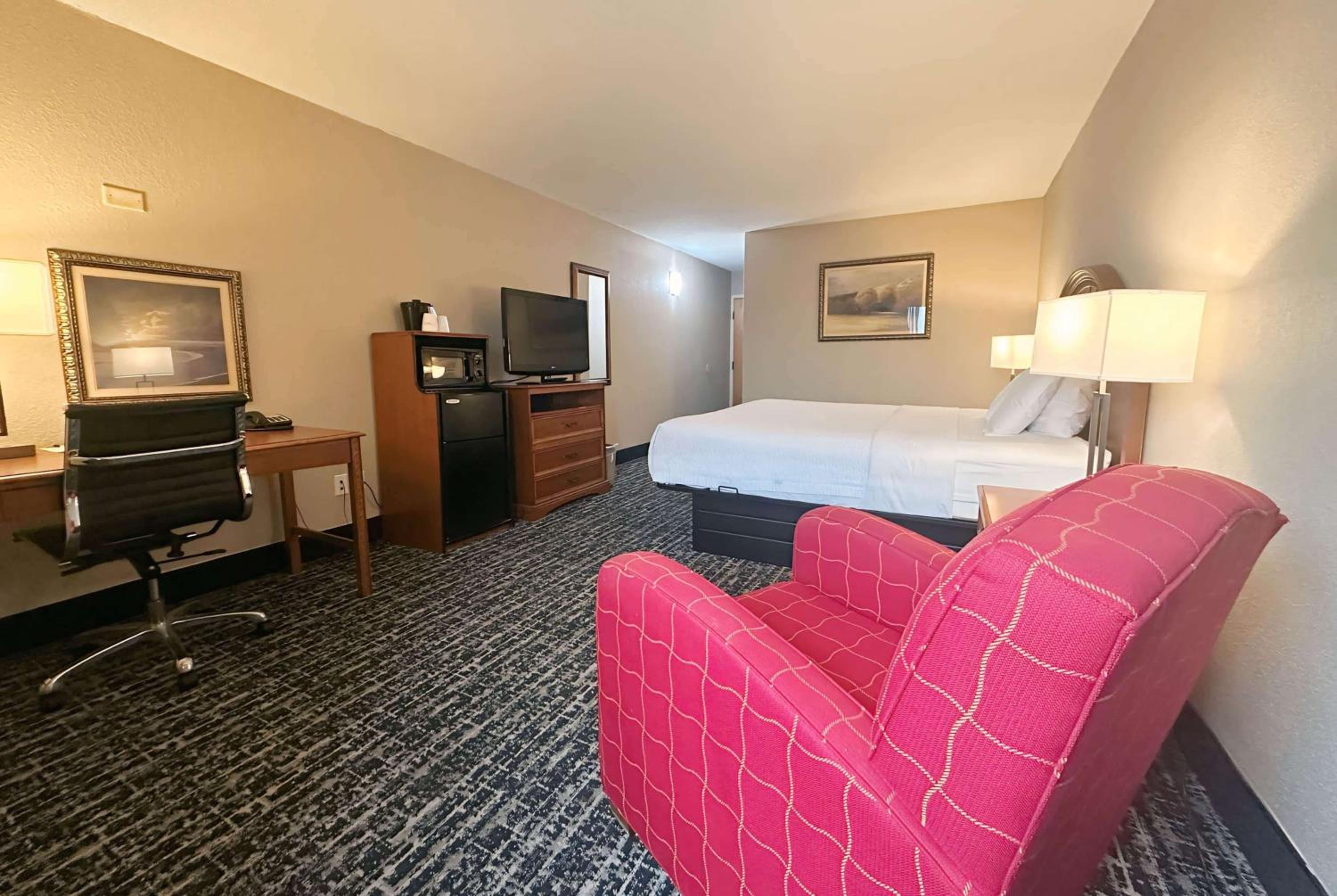 King Room - Non-Smoking - Photo 6