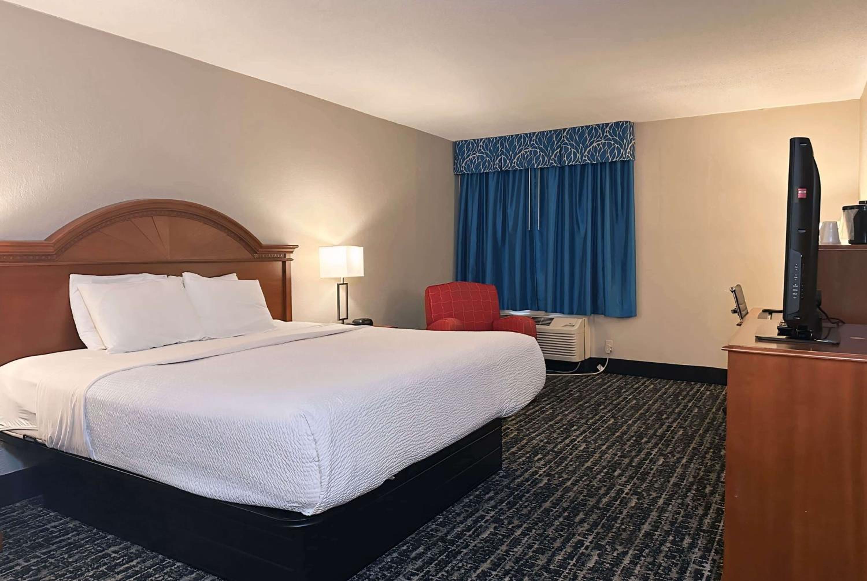 King Room - Non-Smoking - Photo 5
