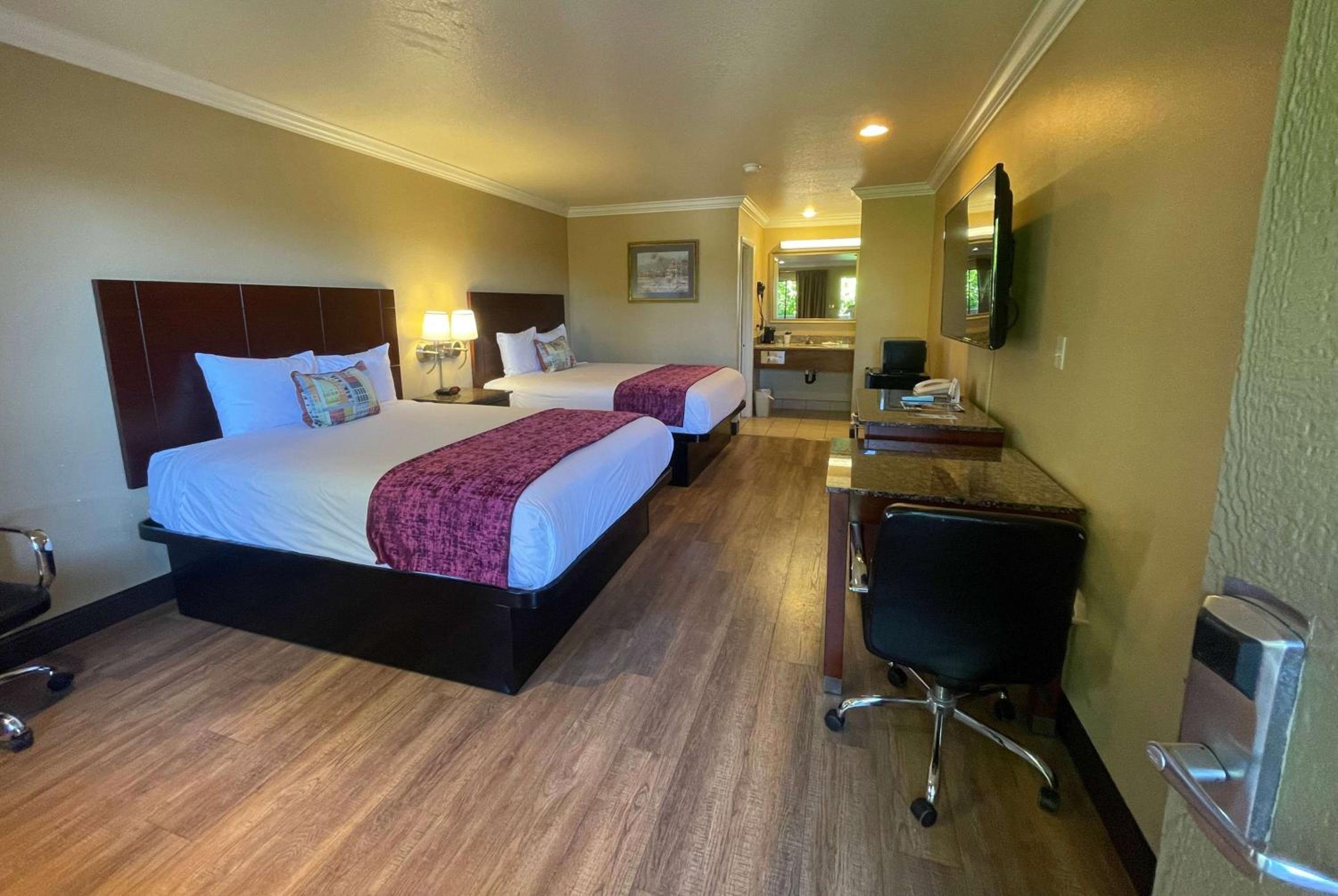 Queen Room with Two Queen Beds - Non-Smoking photo 1