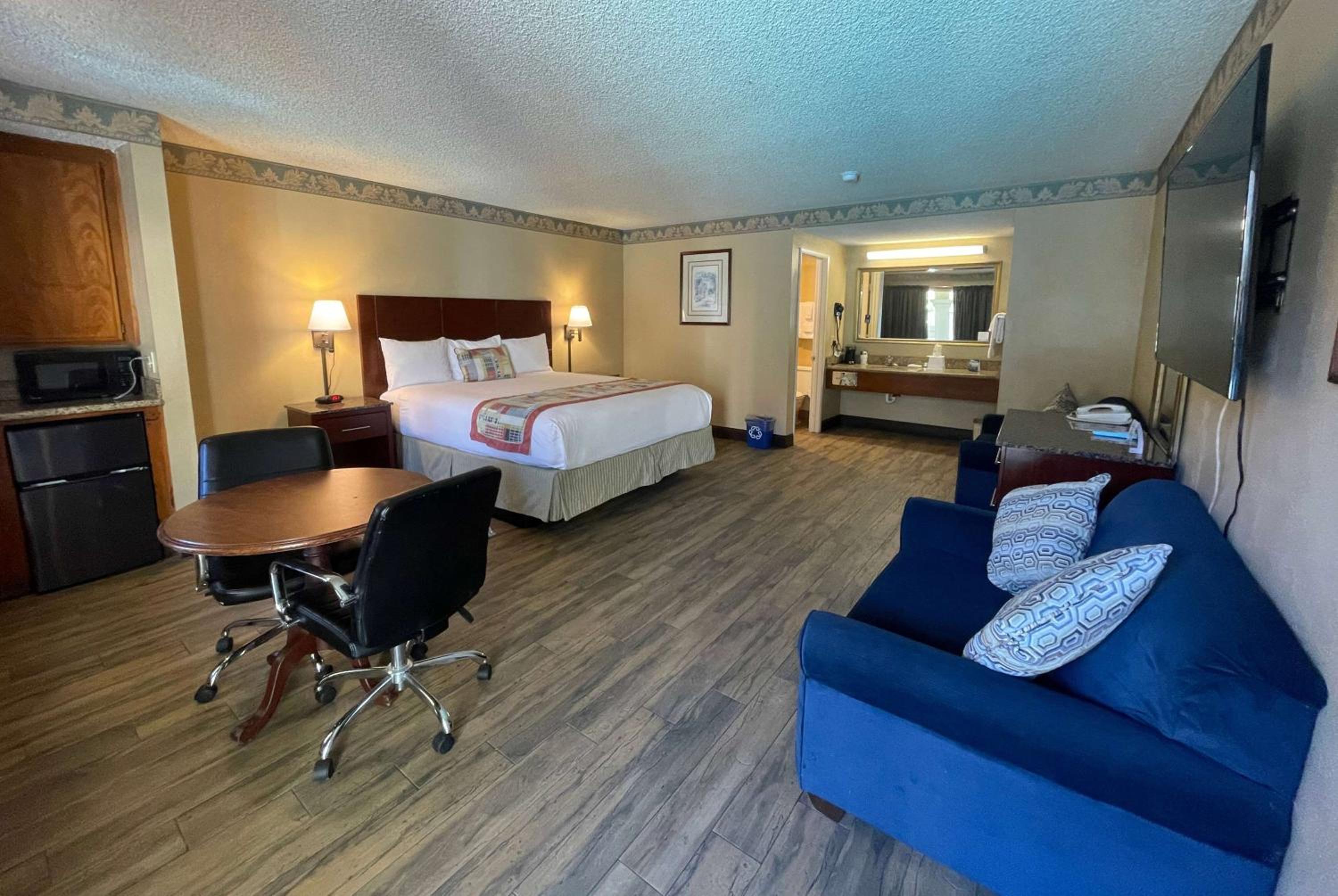 King Suite - Non-Smoking photo 1