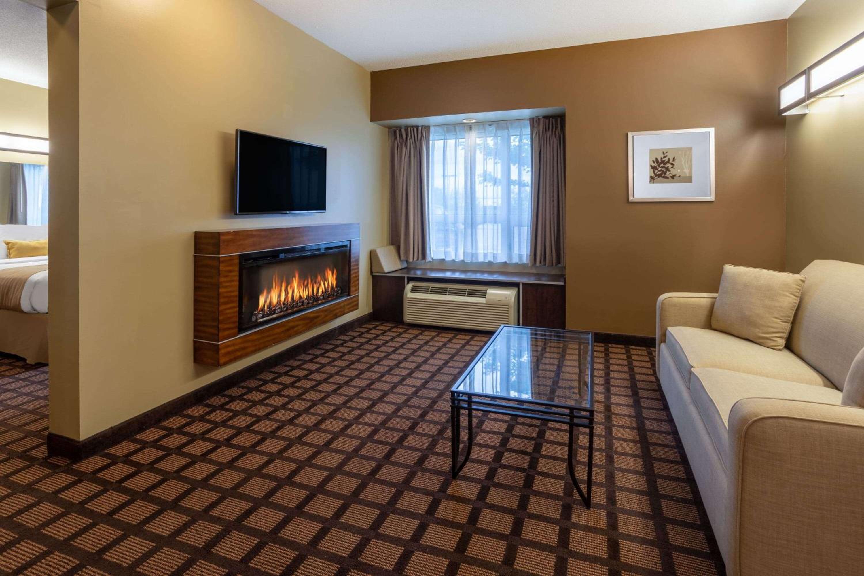 Superior Queen Suite - Non-Smoking