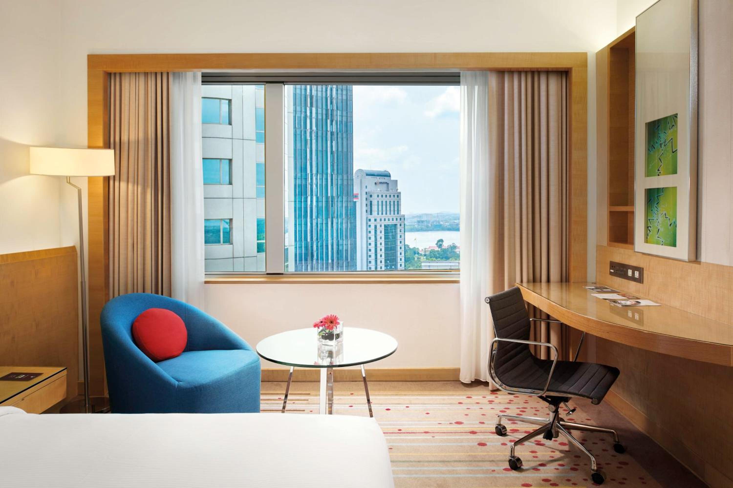 Deluxe King Room with Pool View - Photo 5