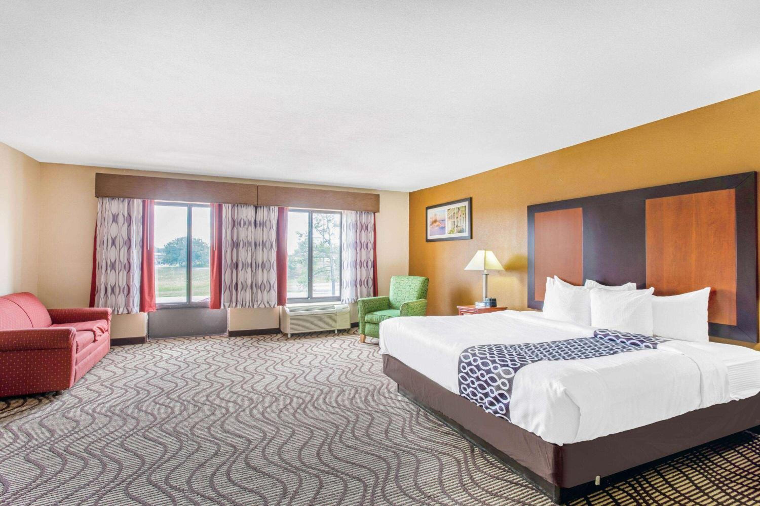 King Studio Suite with Two King Beds - Non-Smoking - Photo 3