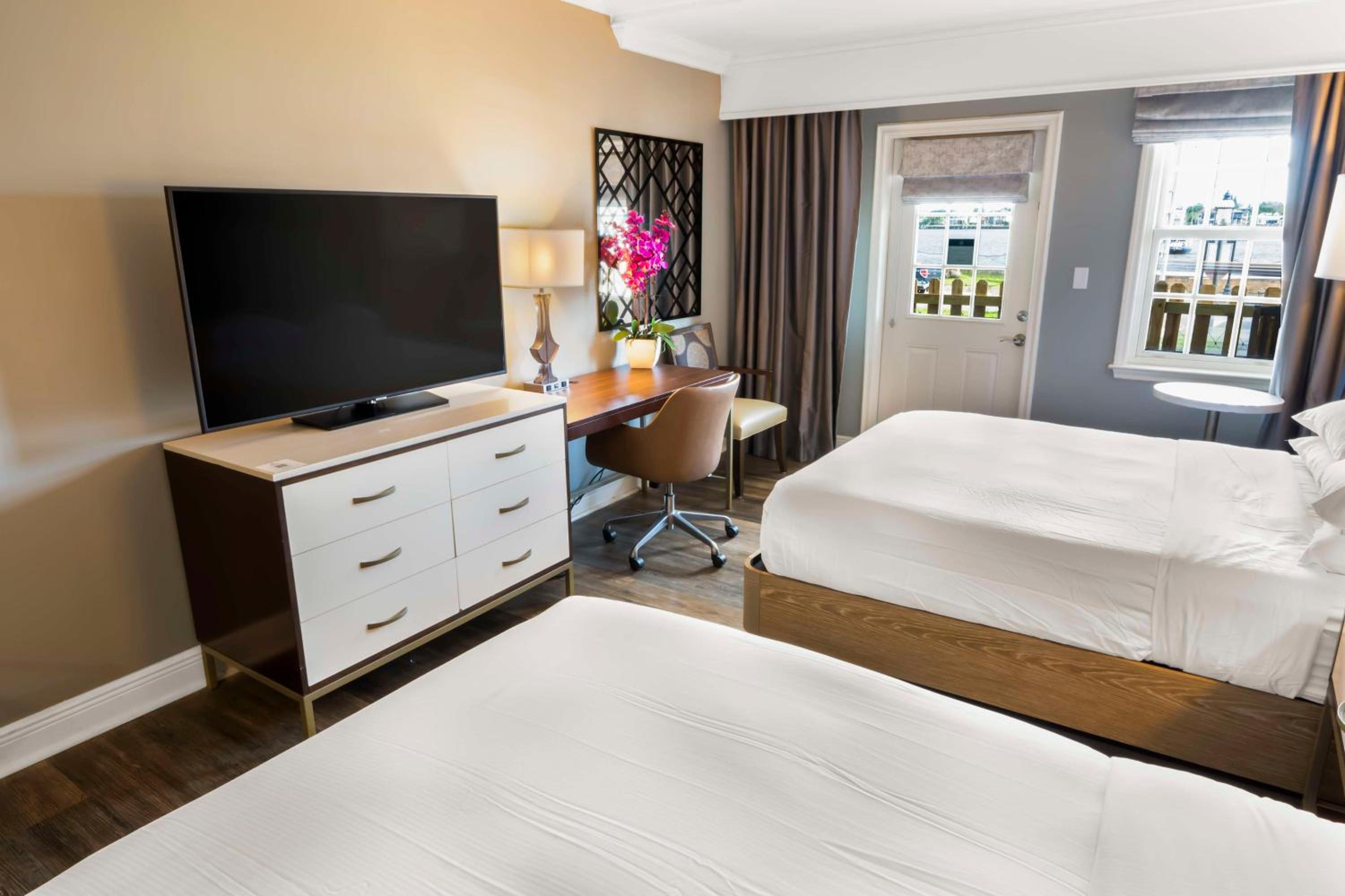 Queen Room with Balcony - Bayfront View - Photo 3