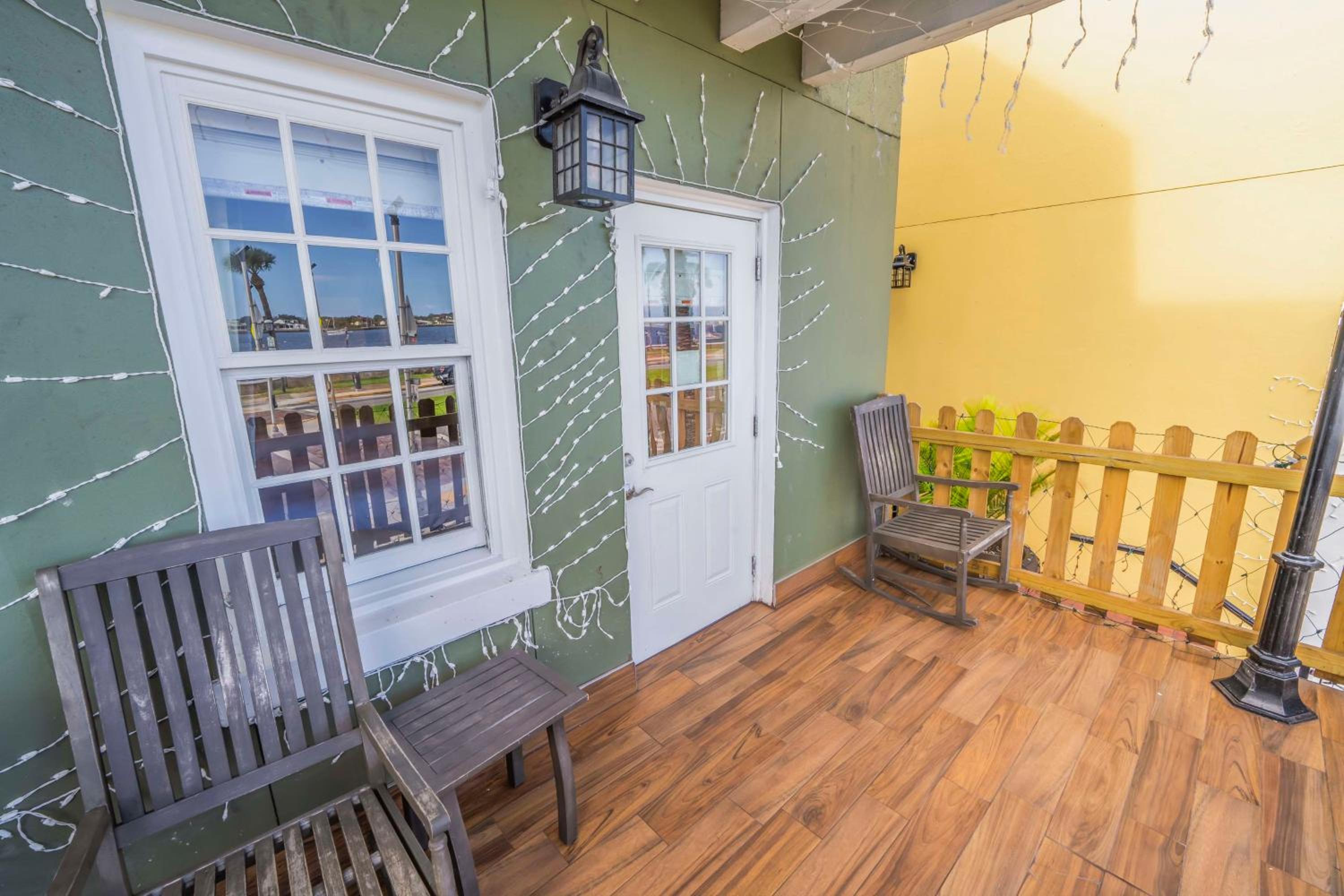 Queen Room with Balcony - Bayfront View - Photo 2