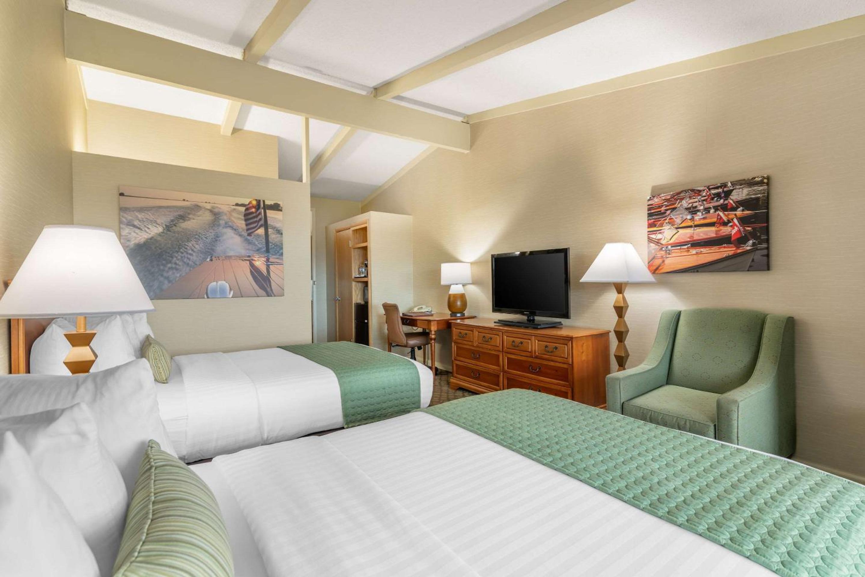 Queen Room with Two Queen Beds - Non-Smoking photo 1