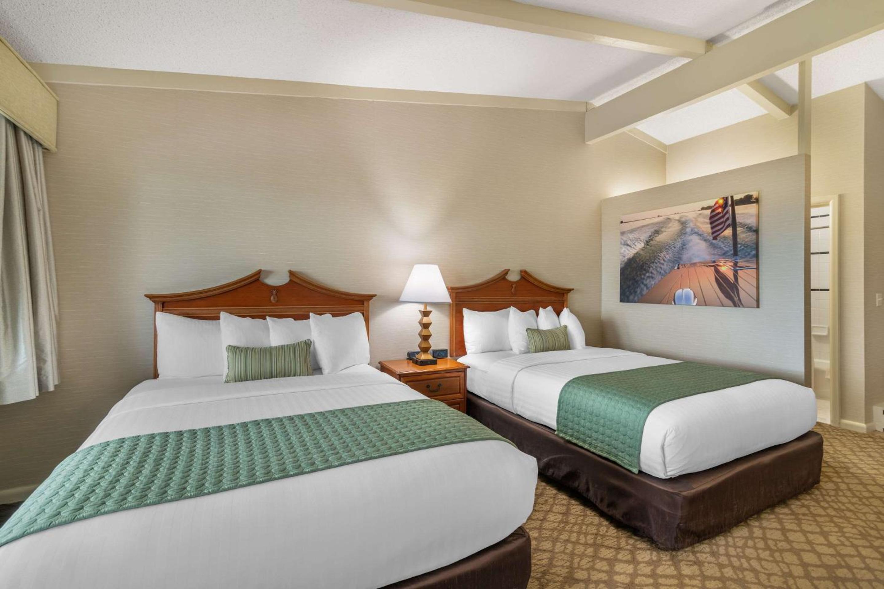 Queen Room with Two Queen Beds - Non-Smoking photo 2
